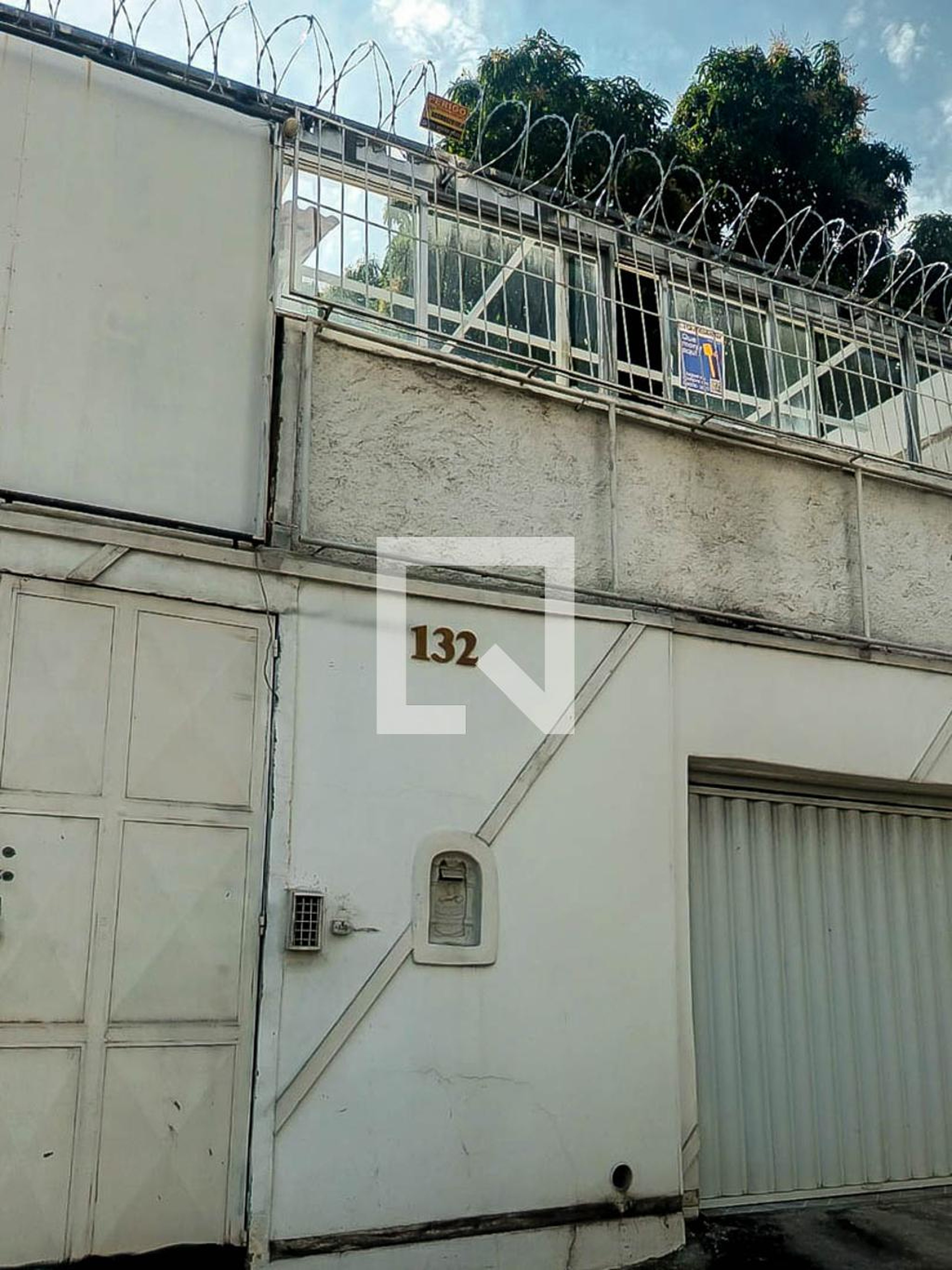 Fachada Condomínio em Estrada Adhemar Bebiano, 132