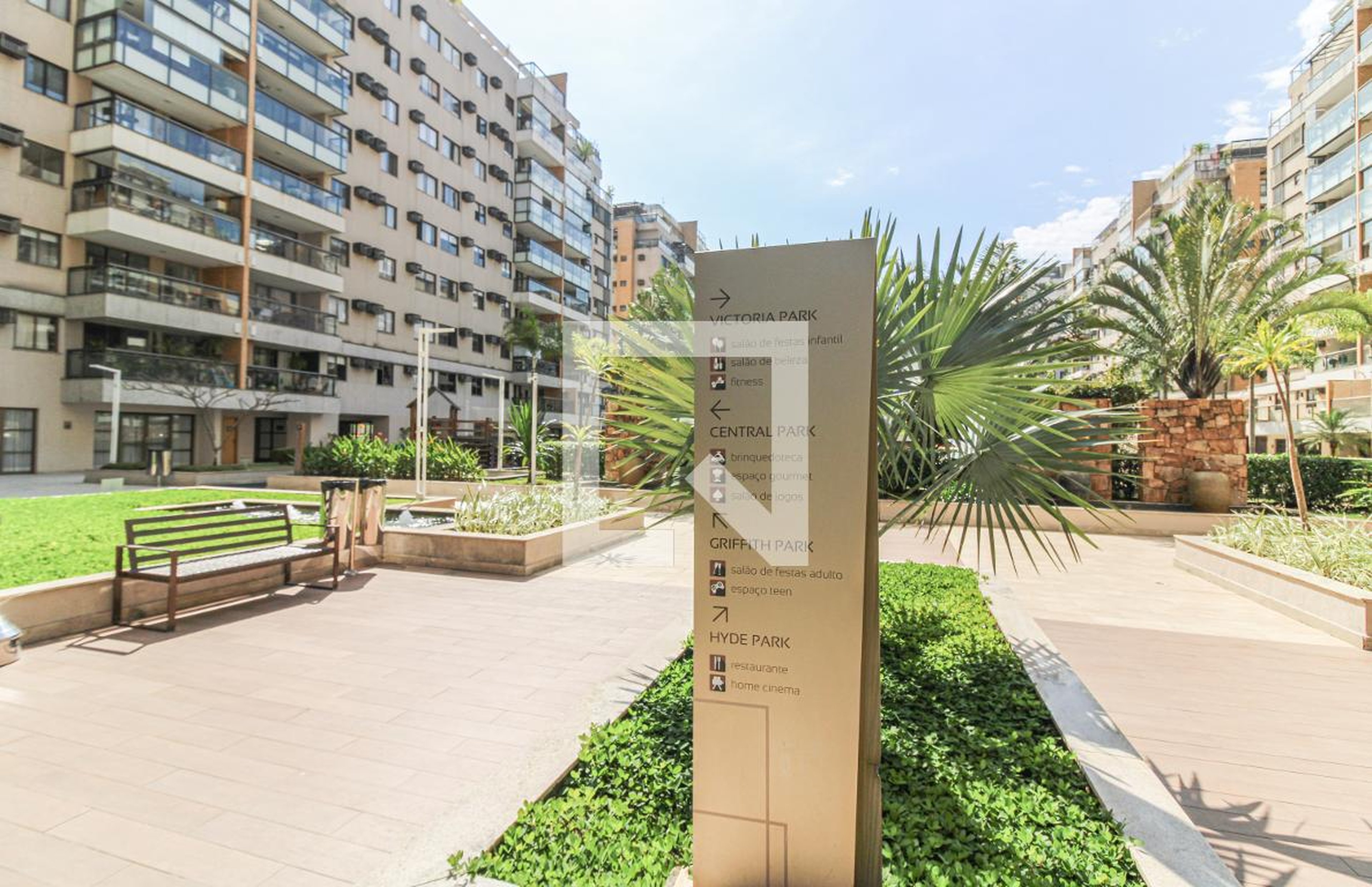 Fachada Condomínio em Rua Silvia Pozzano, 2760