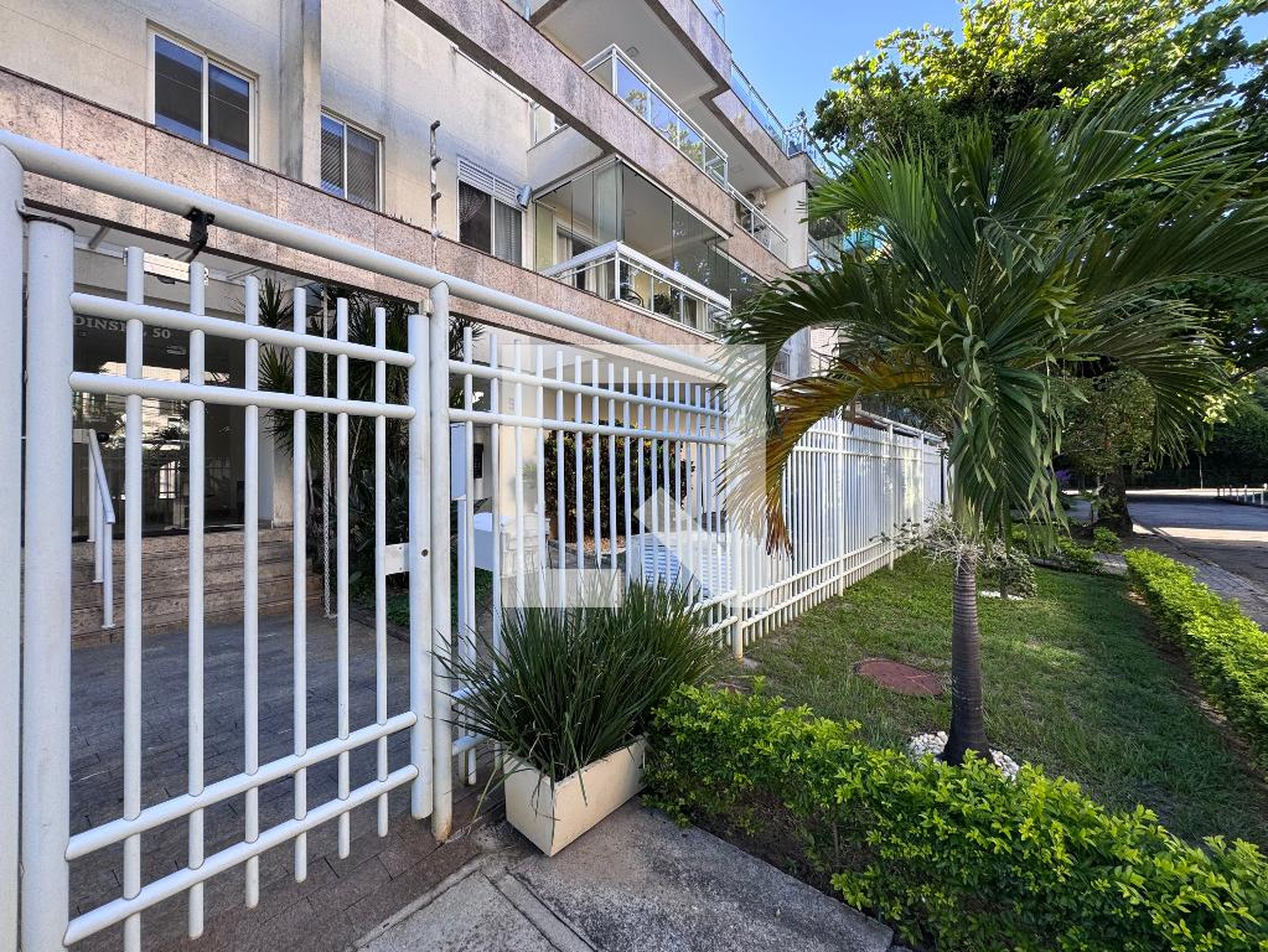 Fachada Condomínio em Rua Leiloeiro Ernani Mello, 50