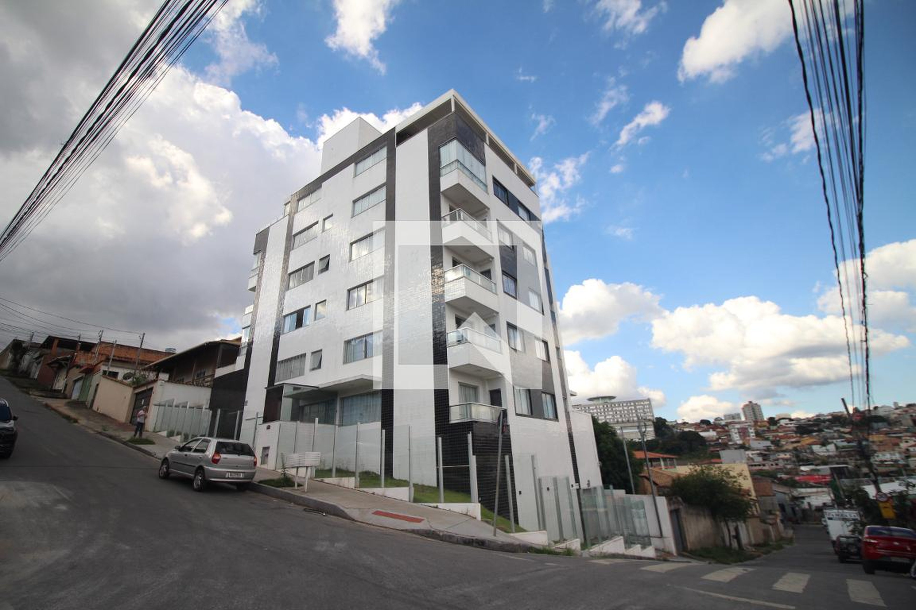 Fachada Condomínio em Rua Arthur Lucchesi, 649