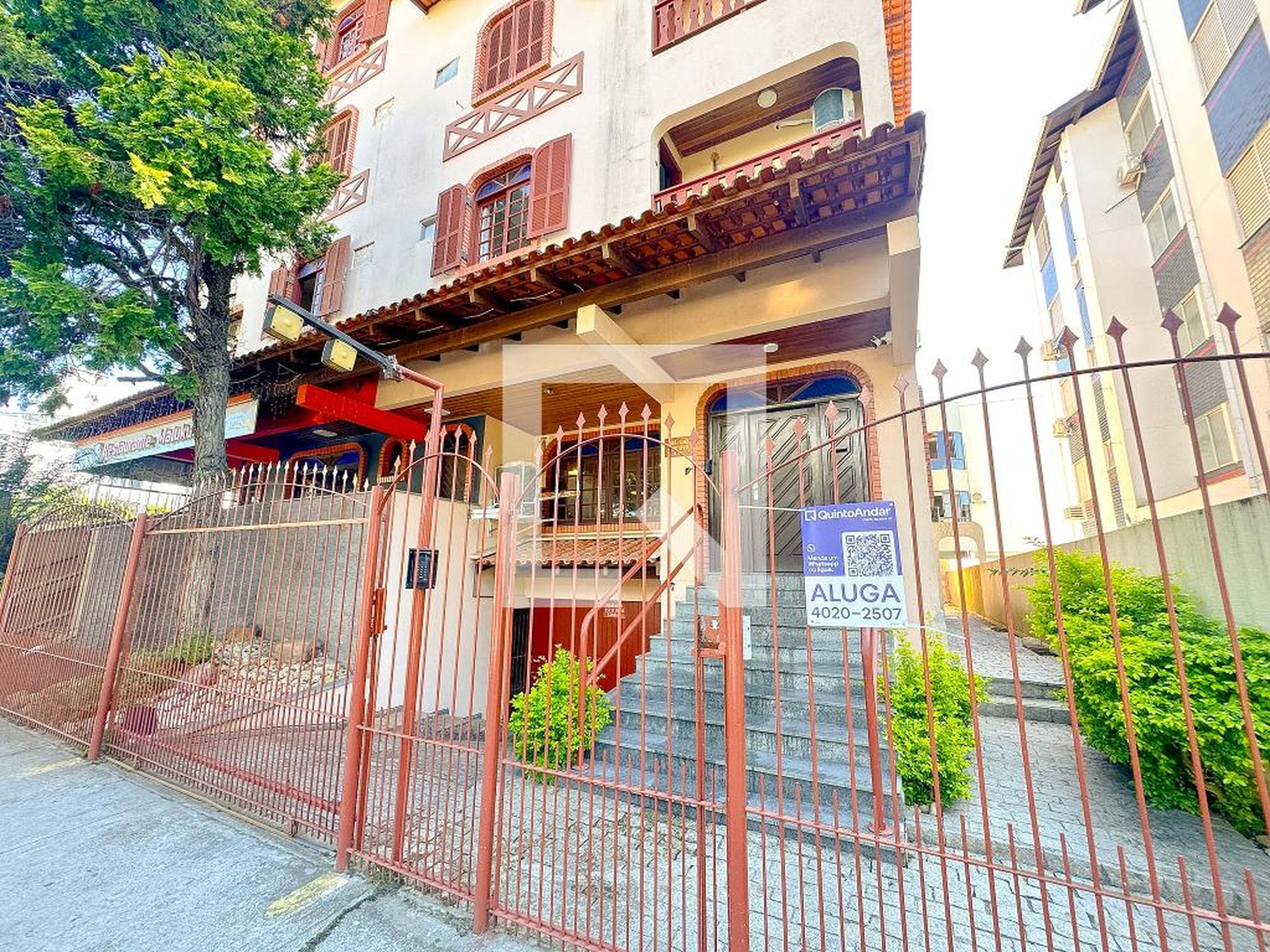 Fachada Condomínio em Rua Mario Lacombe, 617