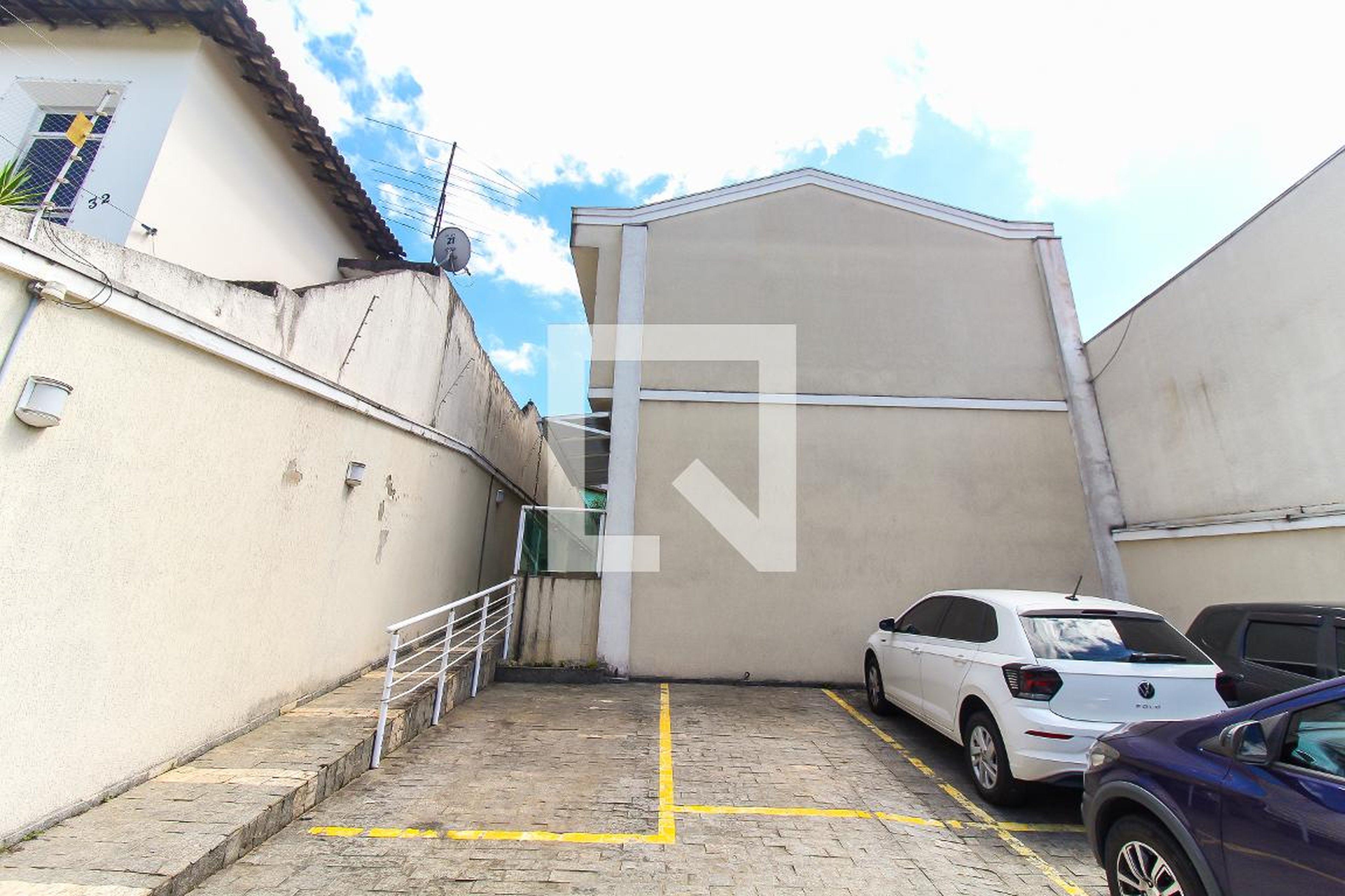 Entrada Condomínio em Rua Mateus Mendes Pereira, 768