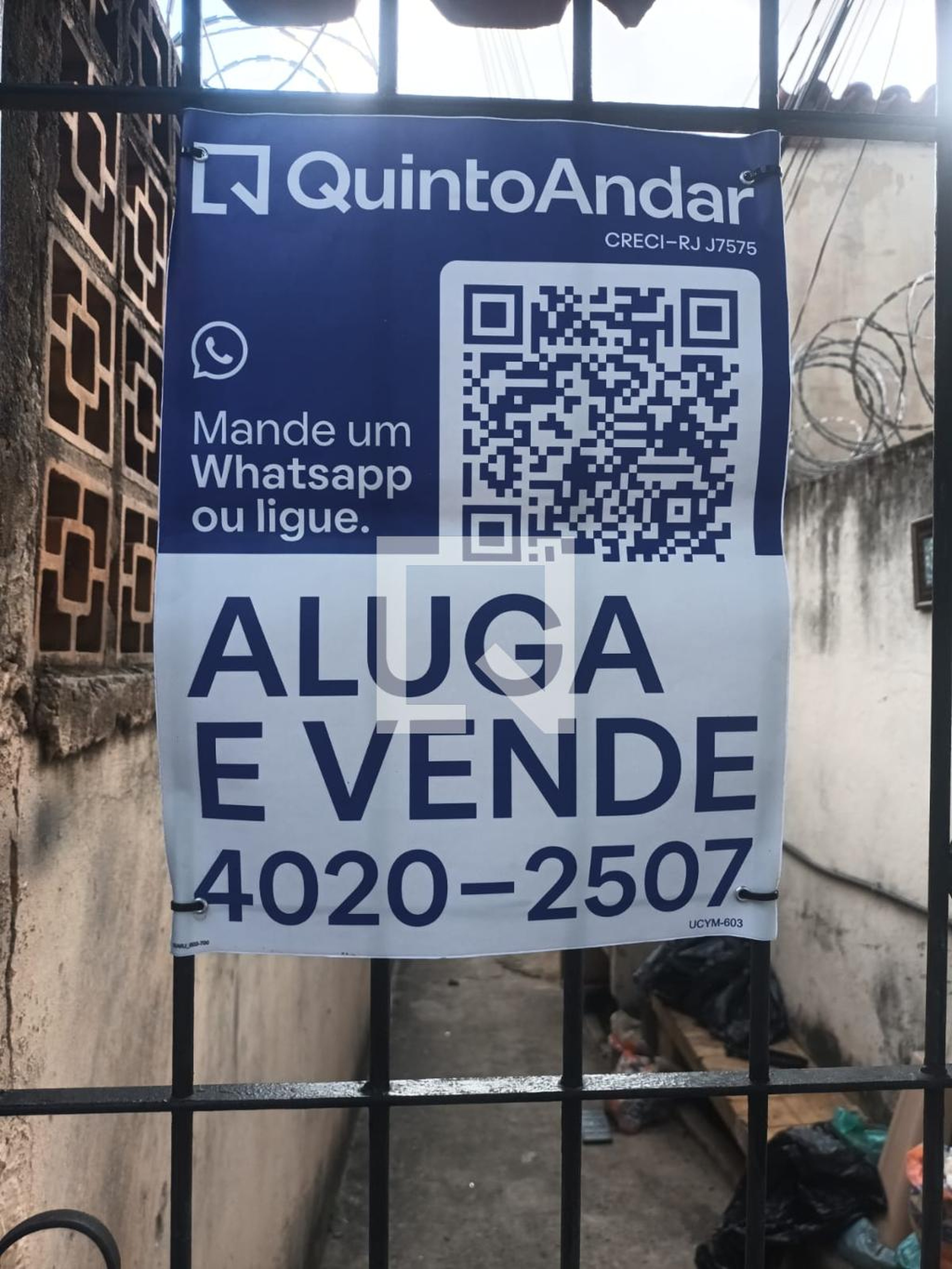 Entrada Condomínio em Rua Venâncio Ribeiro, 240
