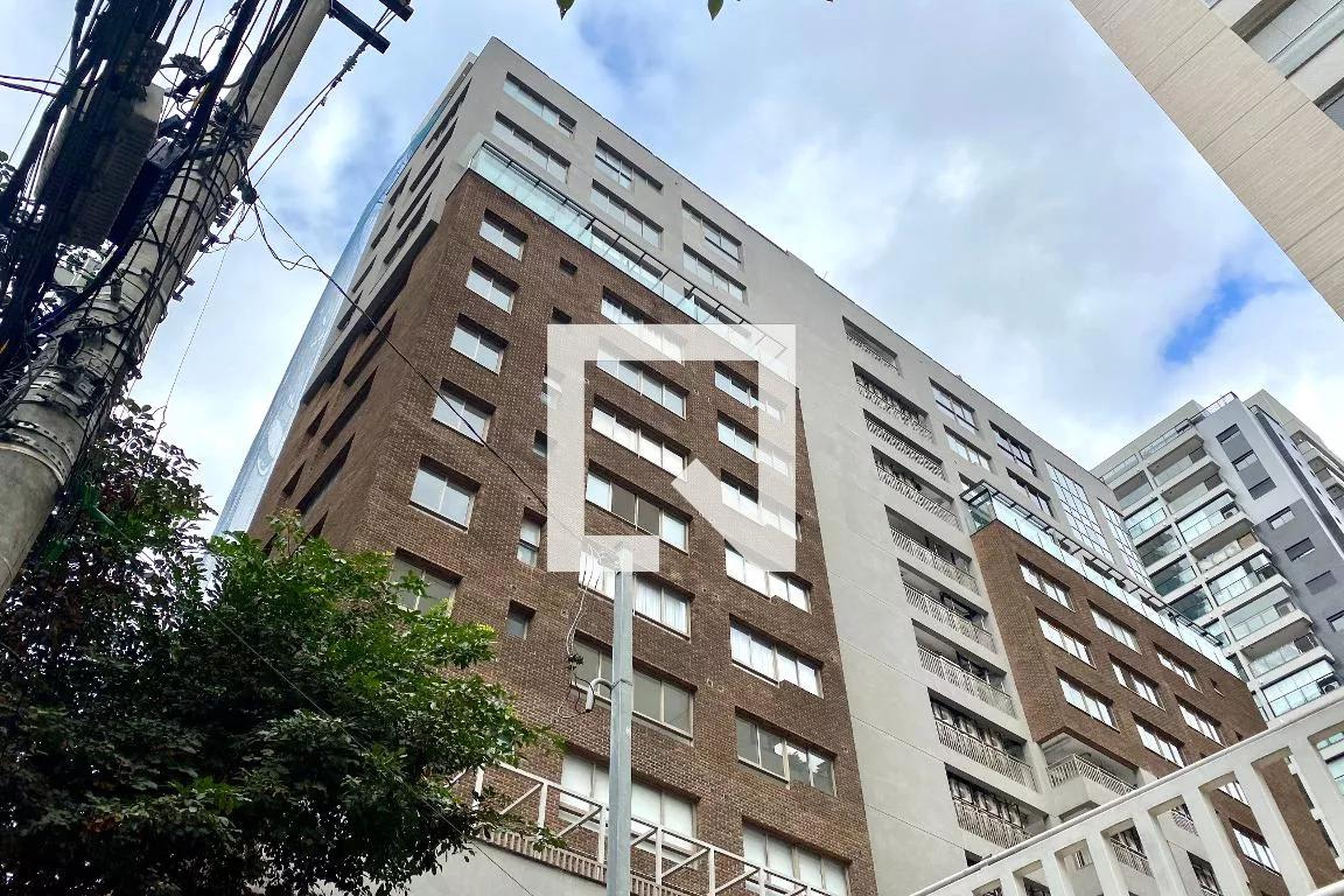 Fachada Condomínio em Rua Alves Guimarães, 167