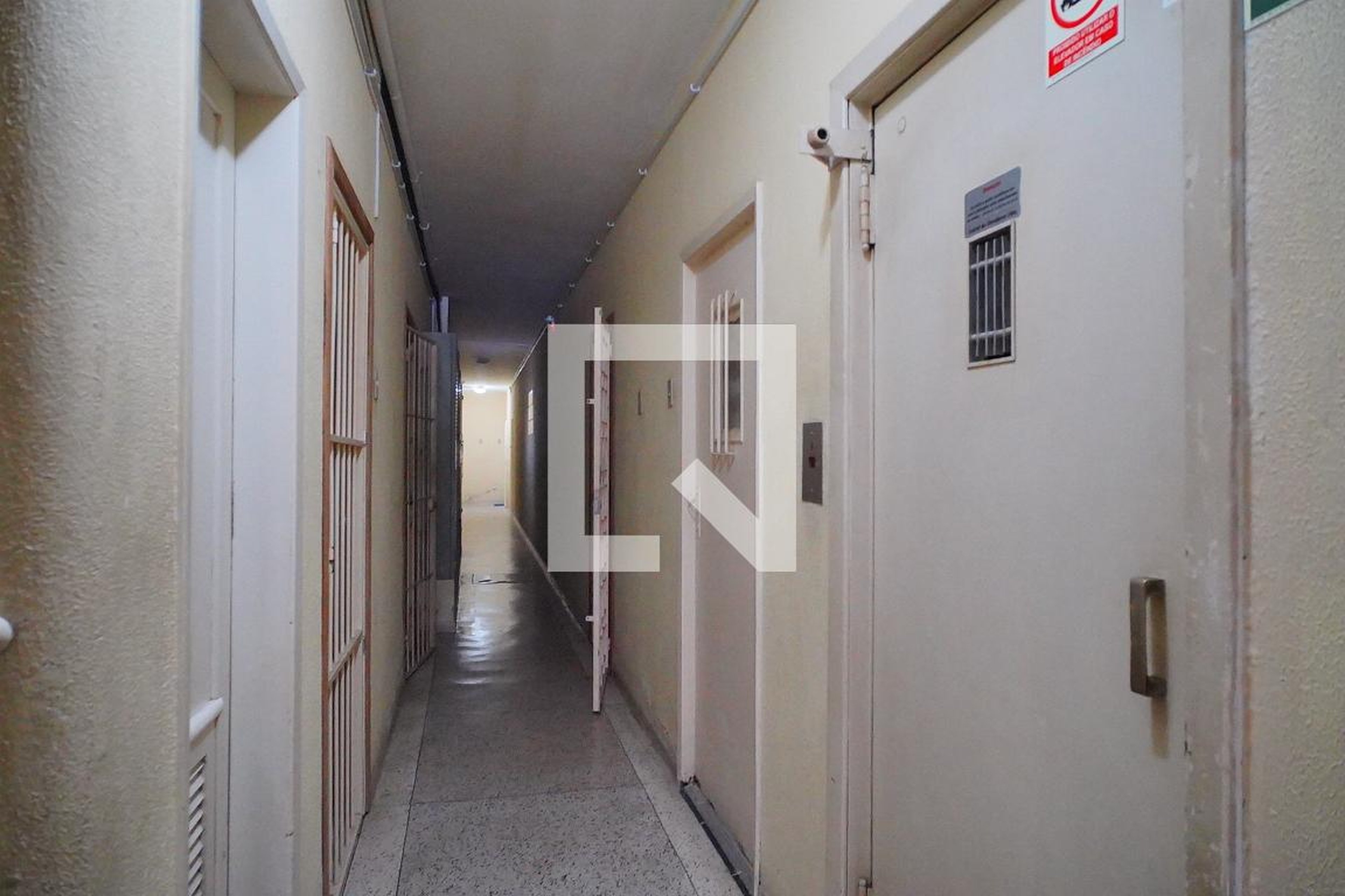 Hall de entrada Condomínio em Rua Henrique Dias, 236