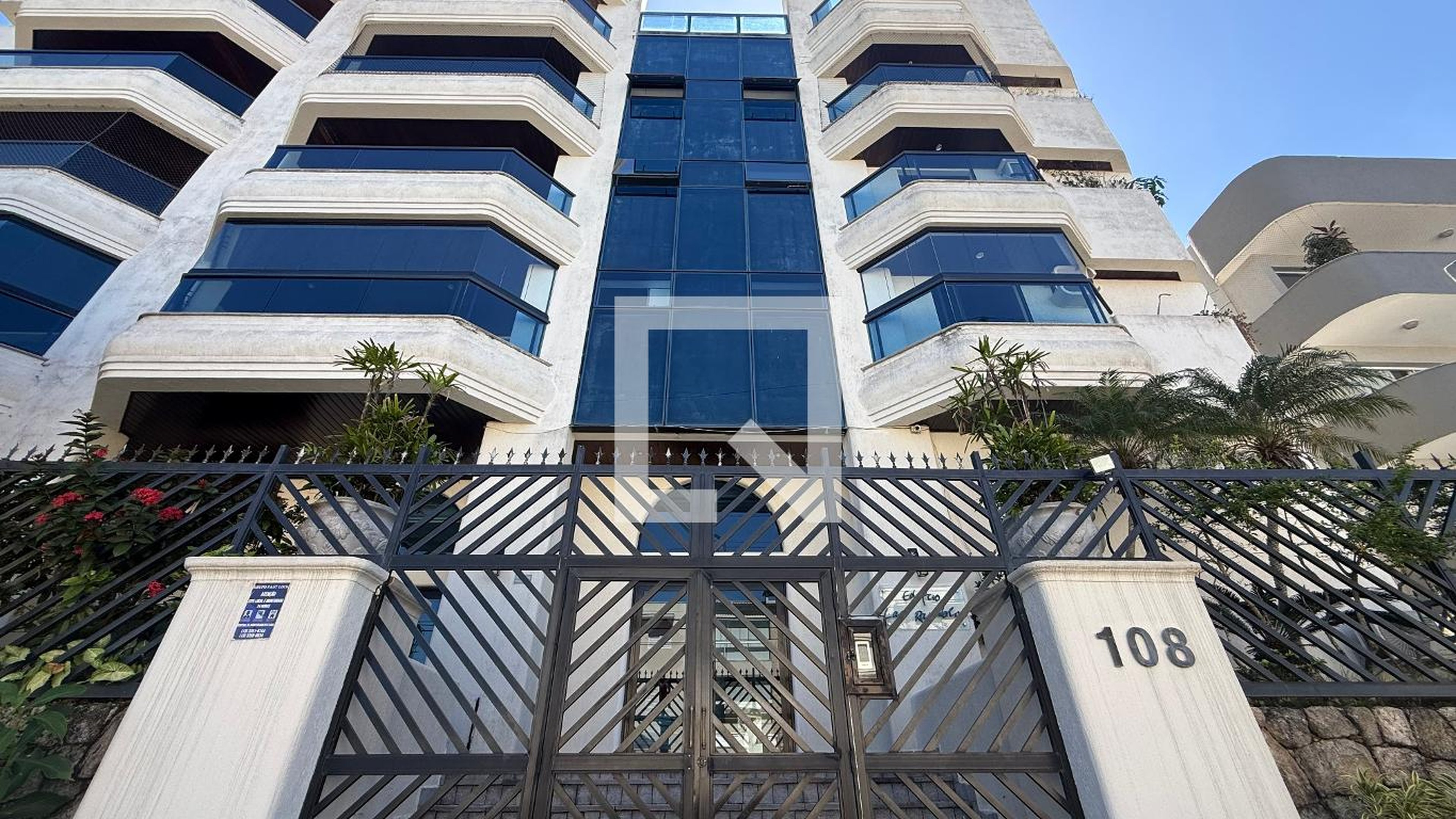 Fachada Condomínio em Rua Vicente Leporace, 108