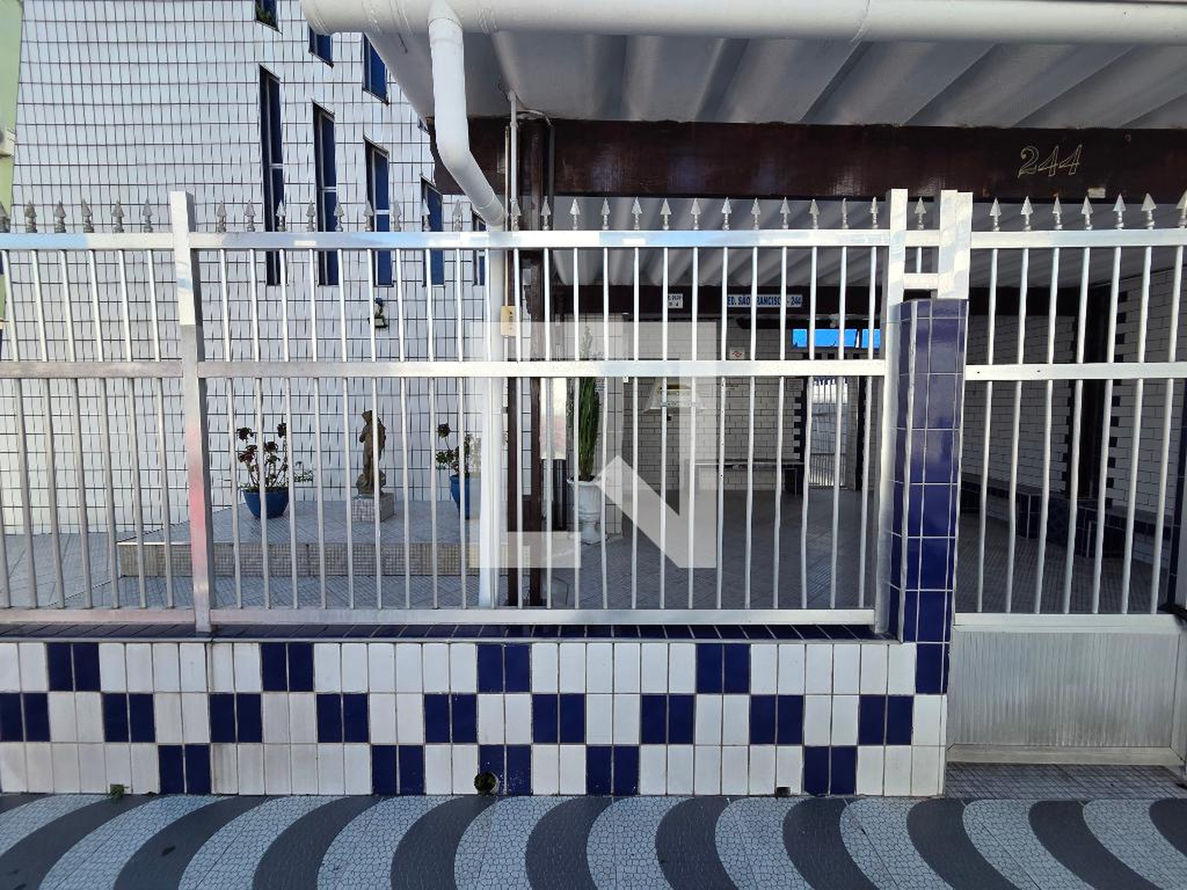 Fachada Condomínio em Rua Kikusaburo Tanaka, 244