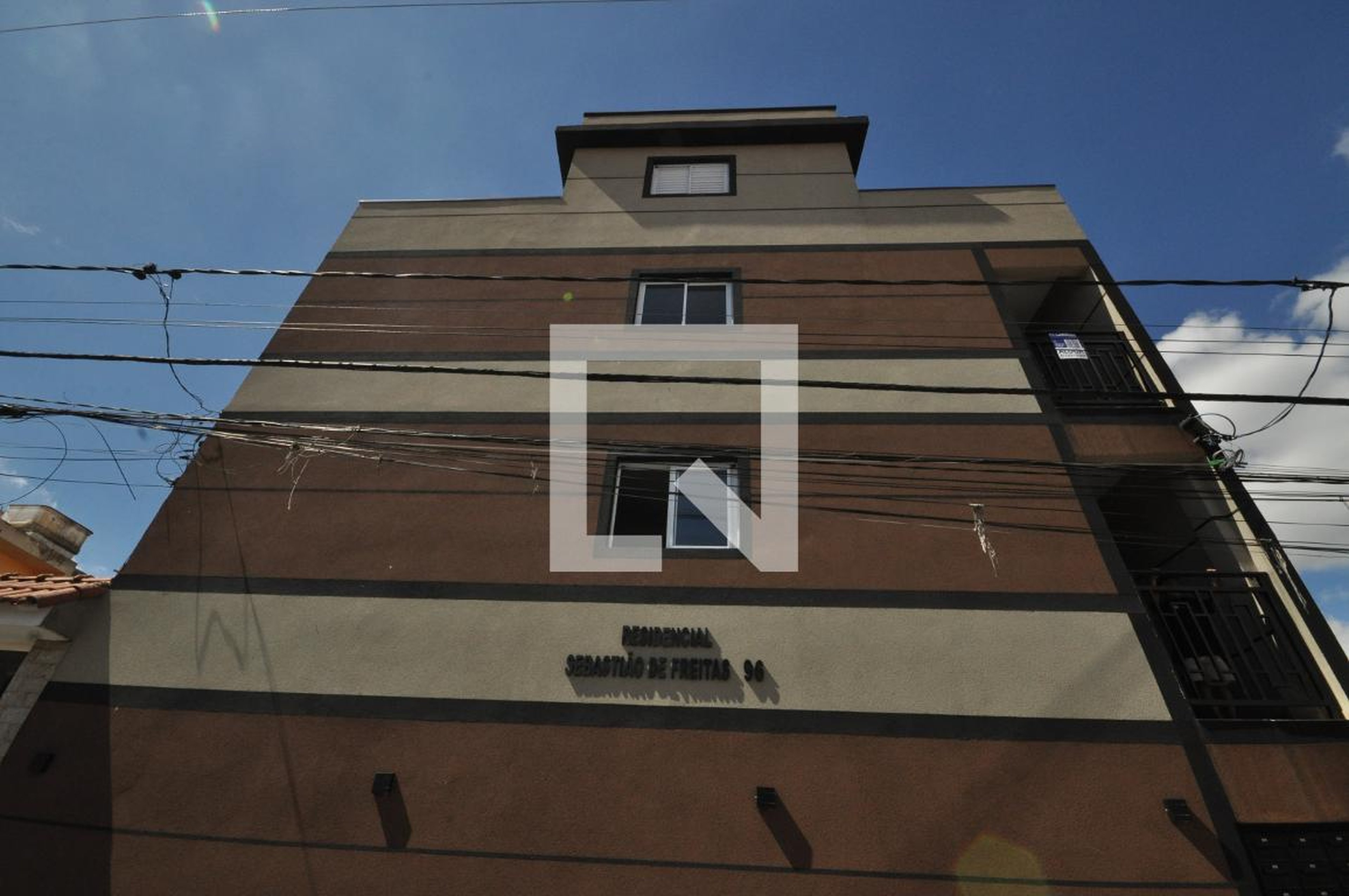 Fachada Condomínio em Rua Sebastião de Freitas, 96