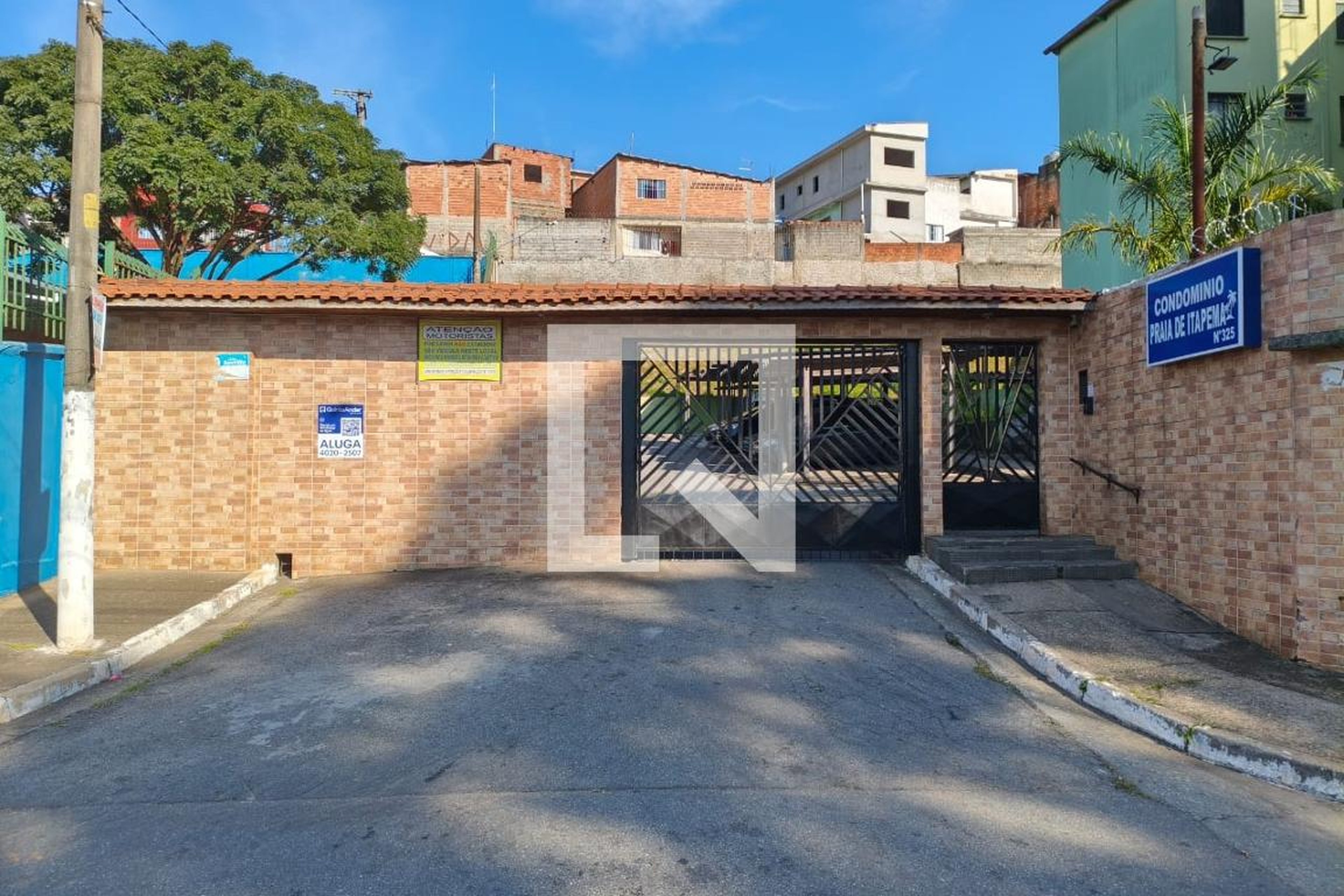 Fachada Condomínio em Rua Arroio Arapongas, 325