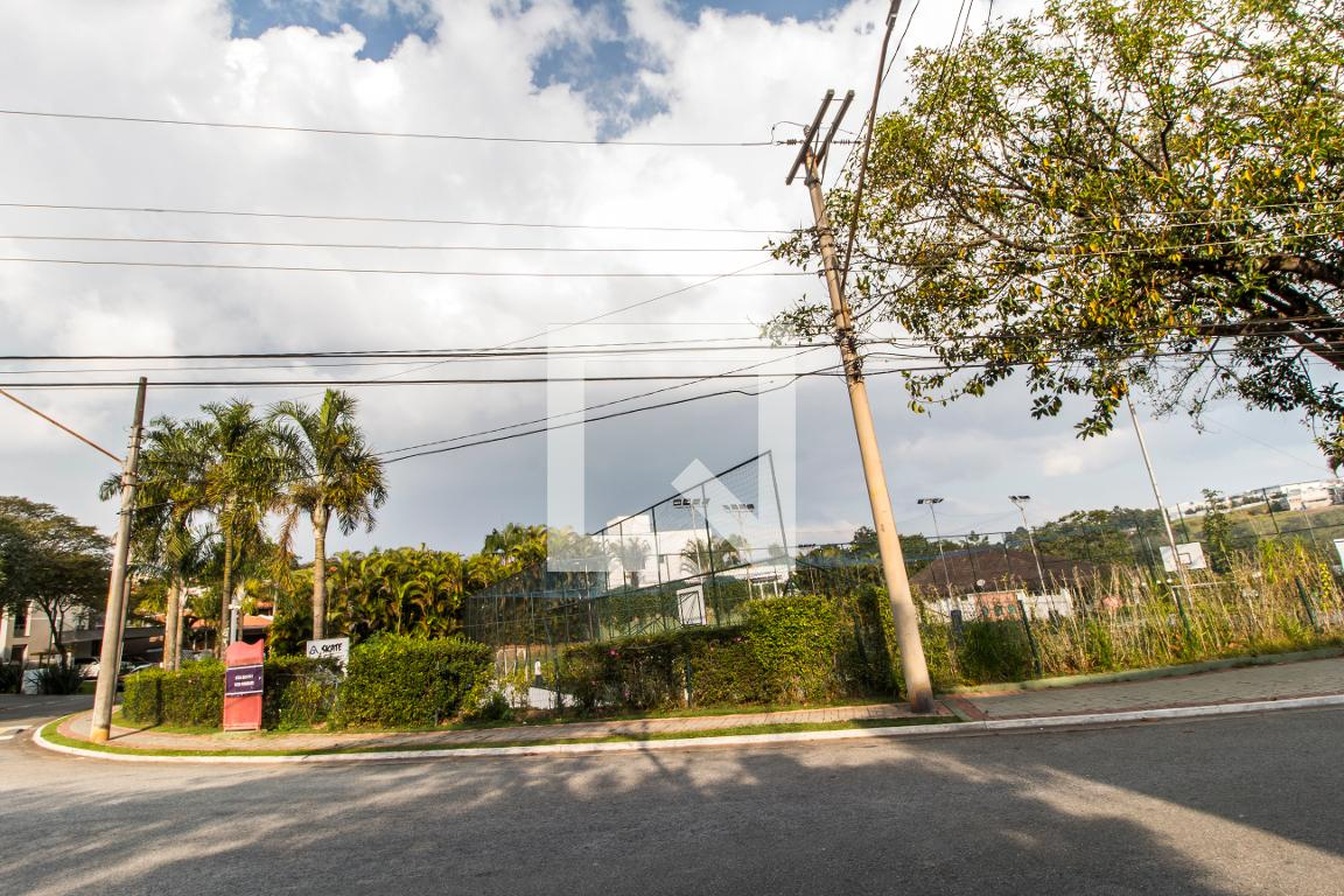 Entrada Condomínio em Alameda Ararás, 124