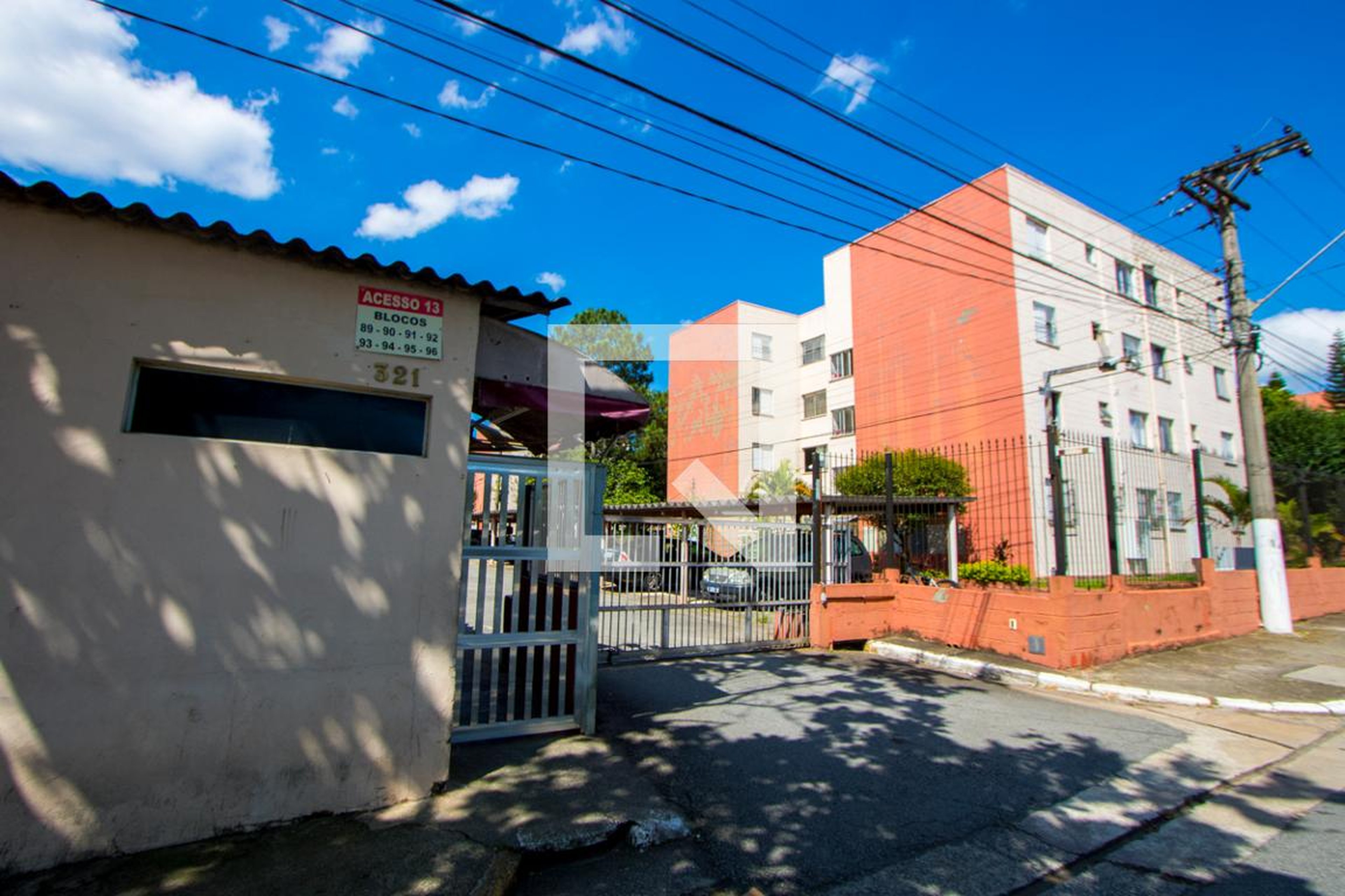 Fachada do condomínio Condomínio em Rua Doutor Nelo Rosate, 133