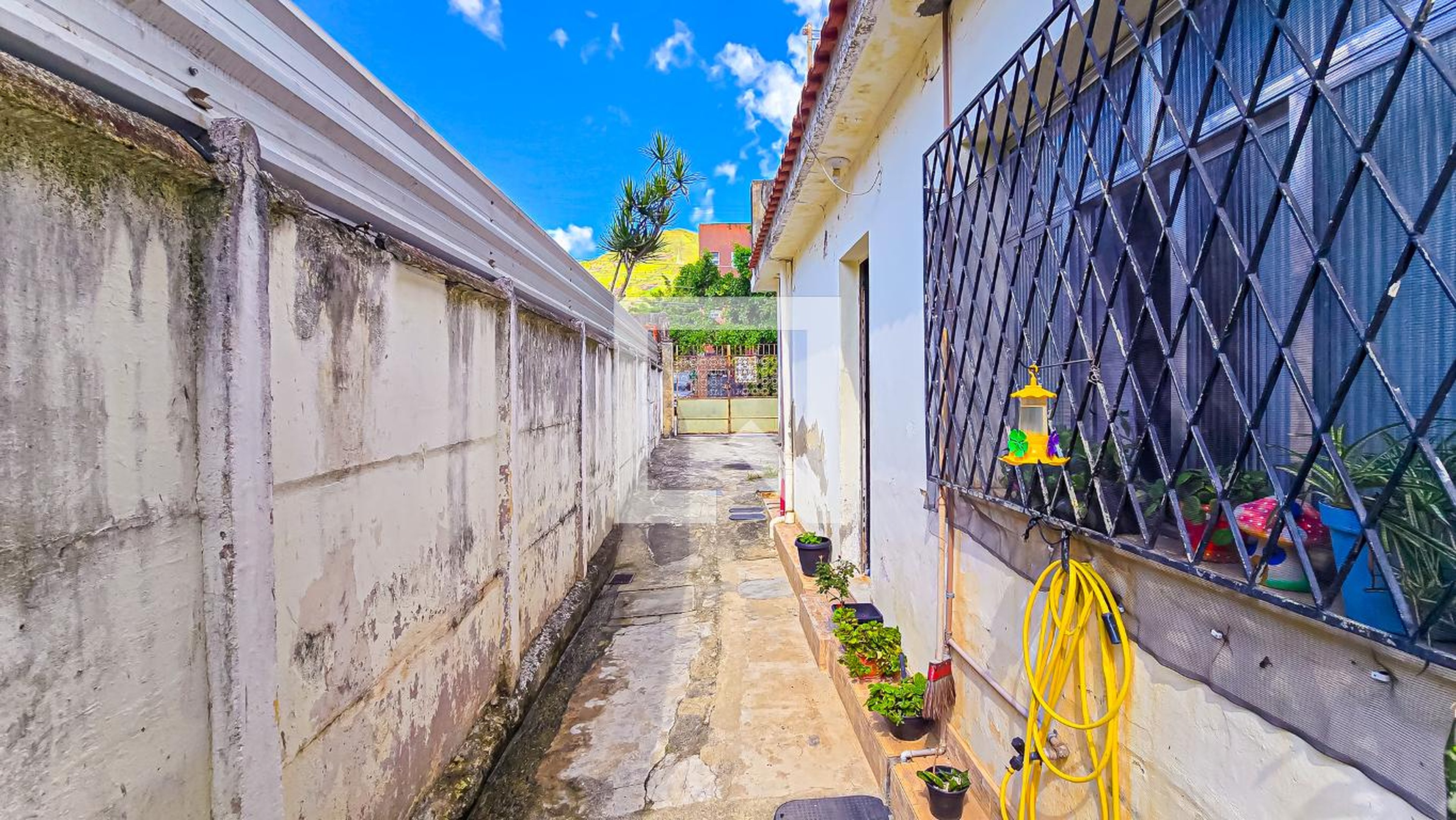 Entrada Condomínio em Rua Joaquim Martins, 148