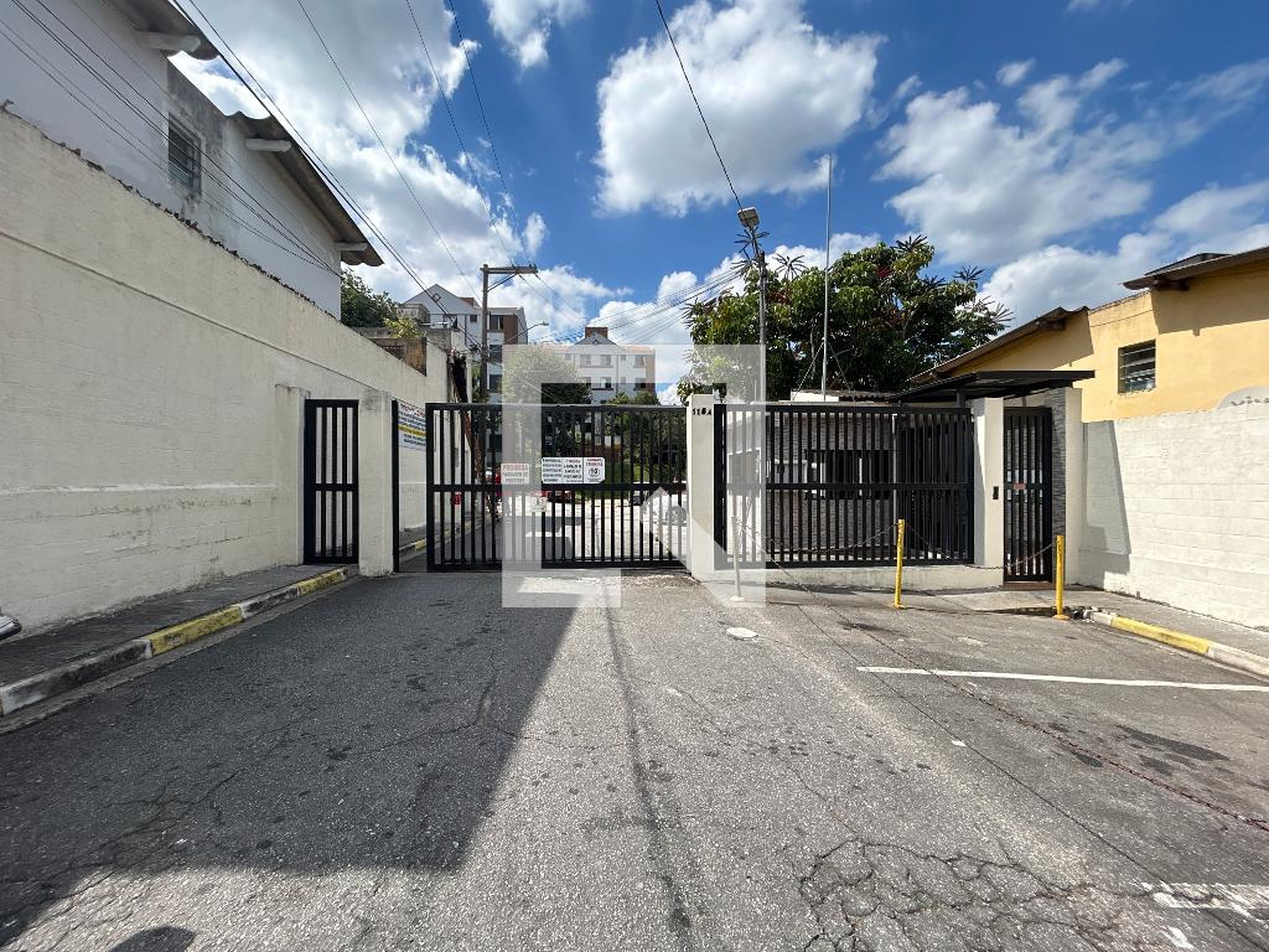 Fachada Condomínio em Rua Alexandre Éder, 115A