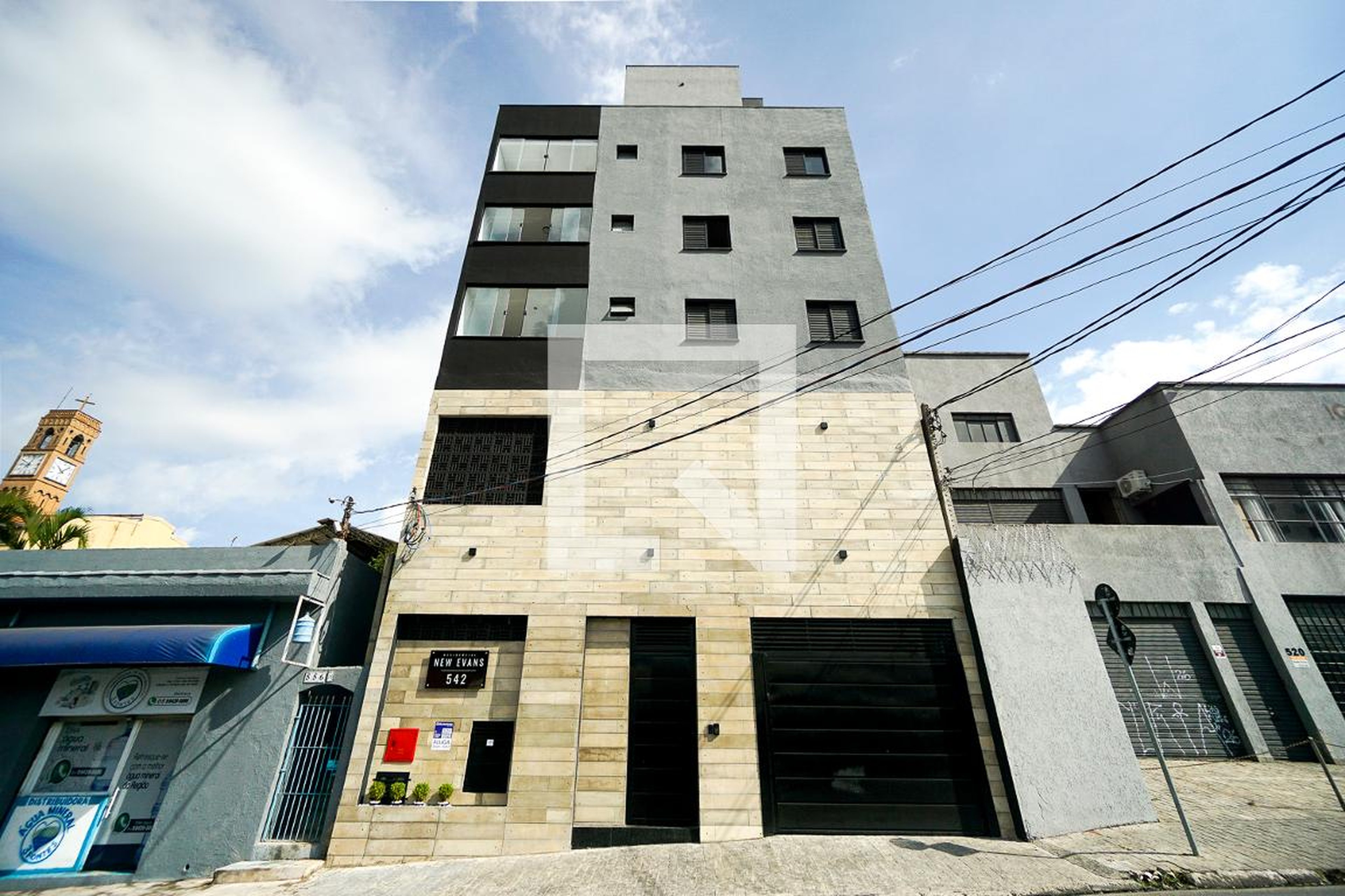 Fachada Condomínio em Rua Evans, 13