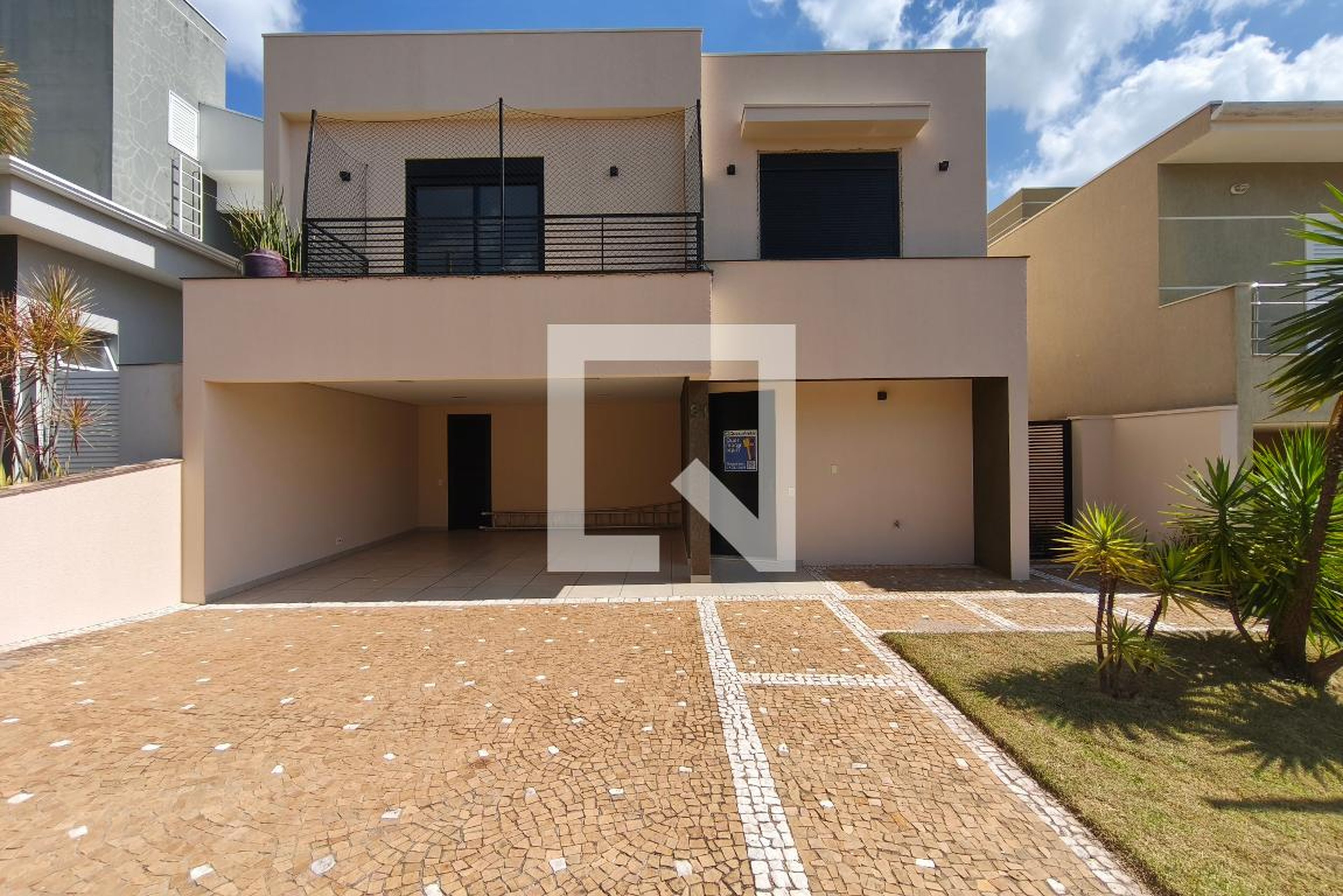 Fachada Condomínio em Rua Milton Santos, 81