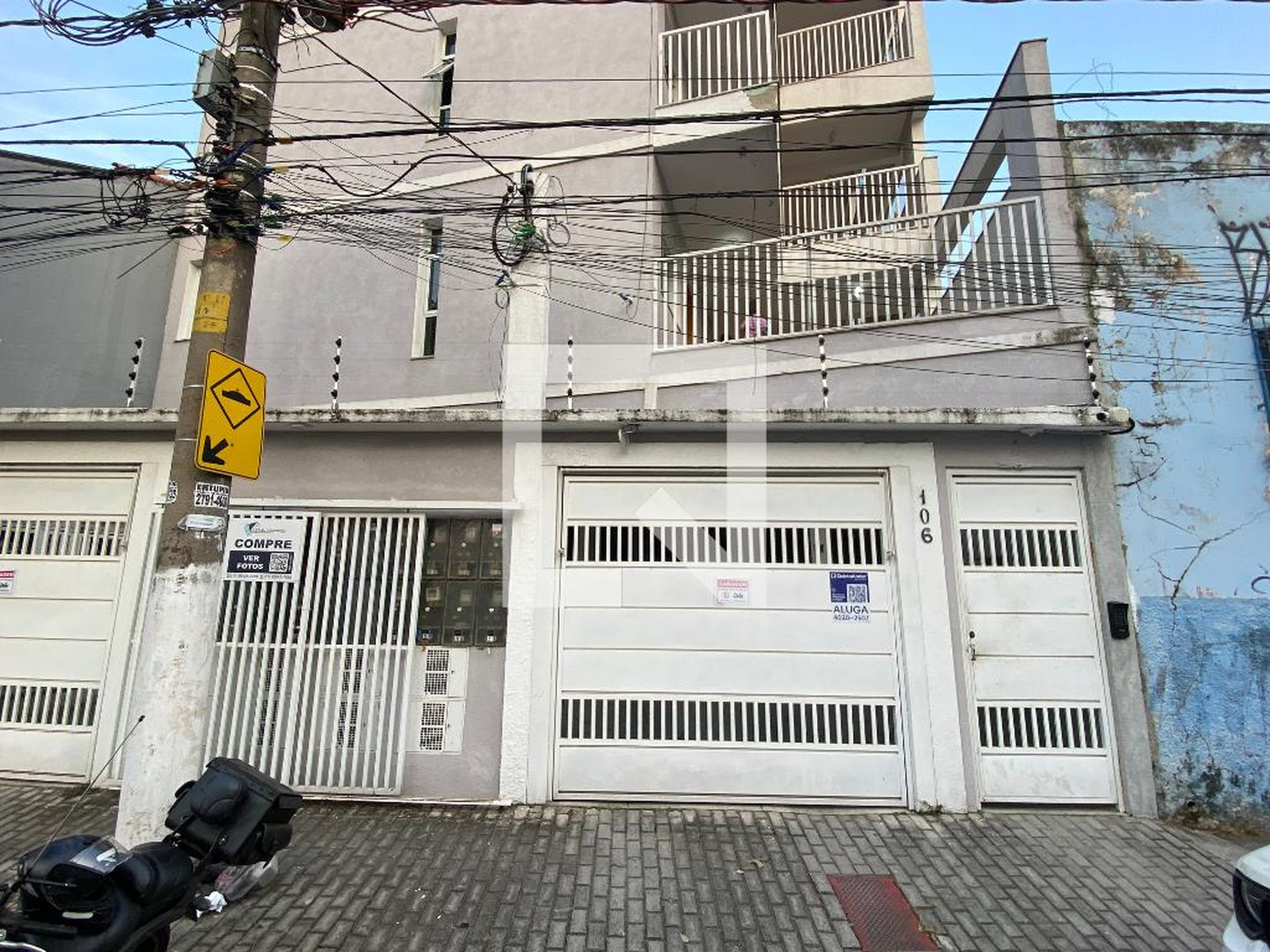 Fachada Condomínio em Rua Manuel de Moura, 106