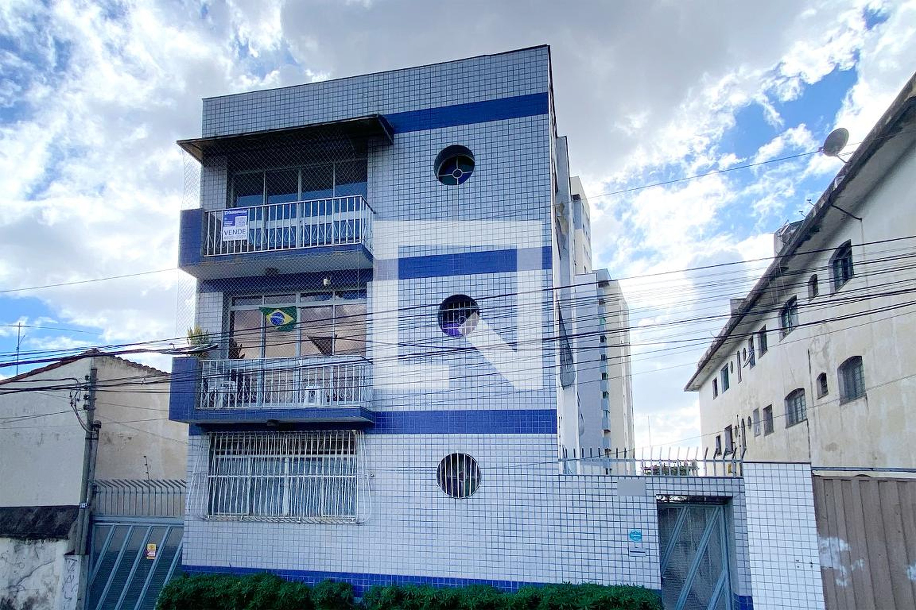 Fachada Condomínio em Rua Embaixador Afrânio de Melo Franco, 183