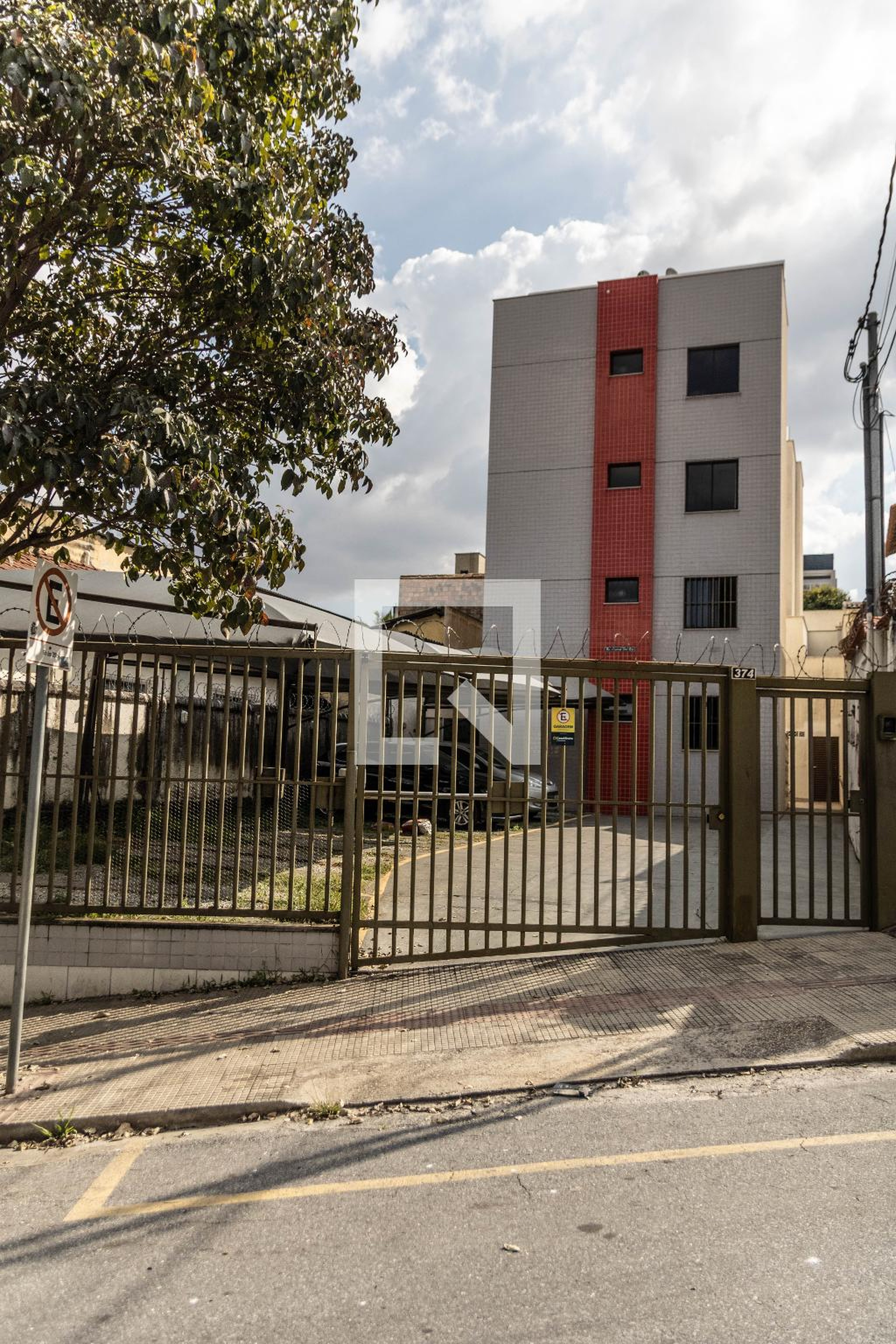 Fachada Condomínio em Rua Curral Del Rei, 374