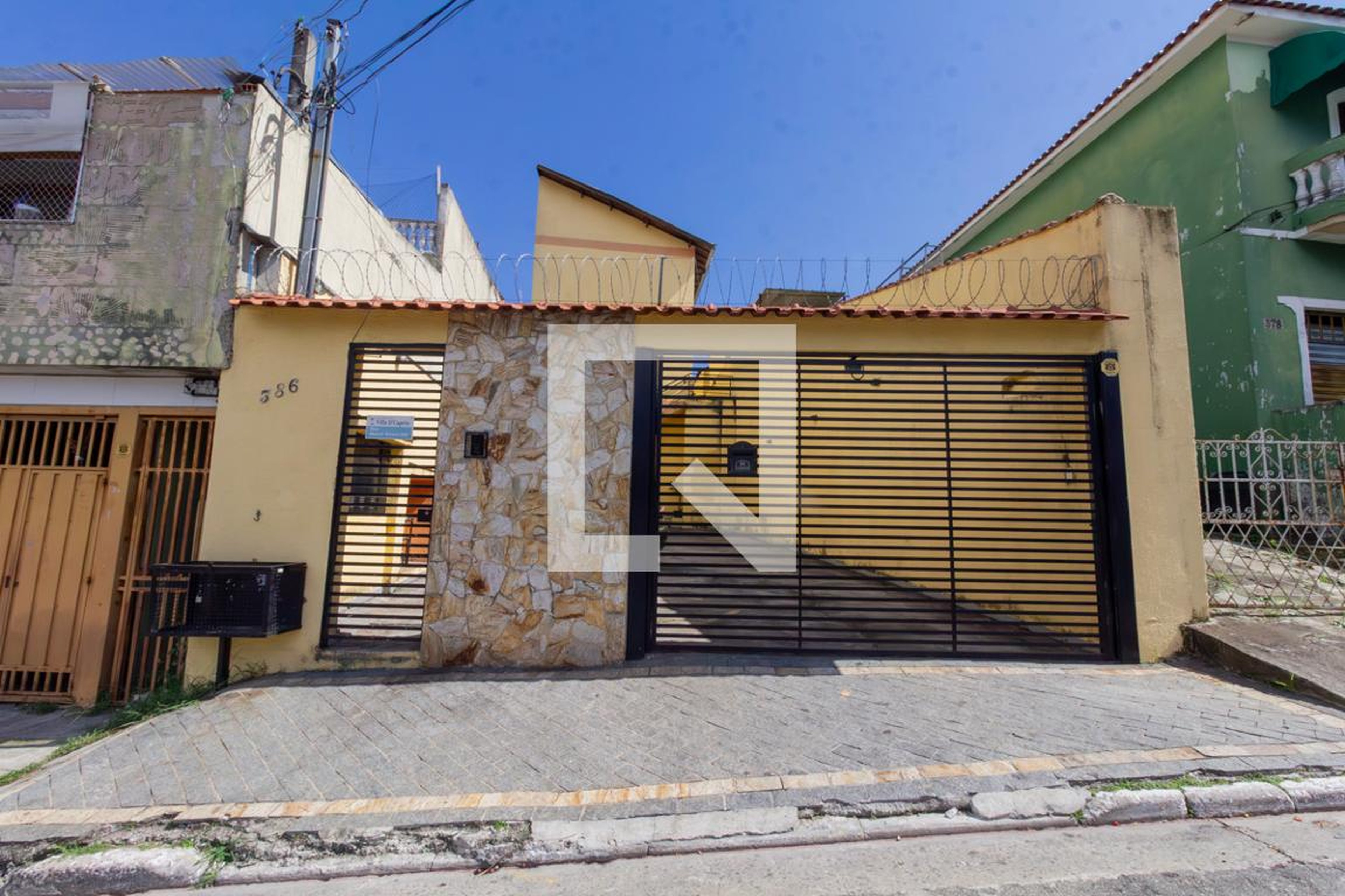 Fachada Condomínio em Rua Moacir Álvaro, 386