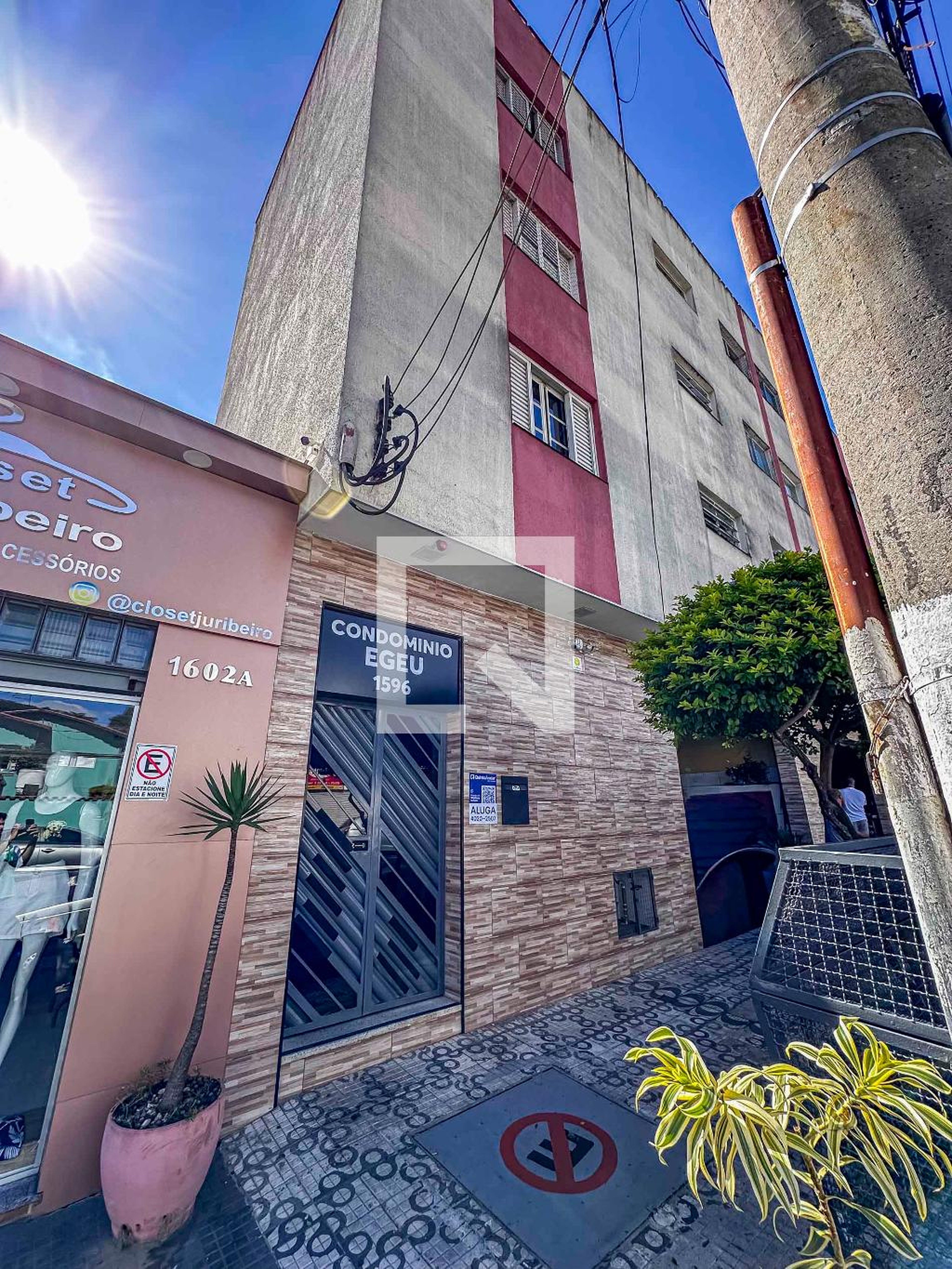 Fachada Residencial e Comercial Denominado Egeu