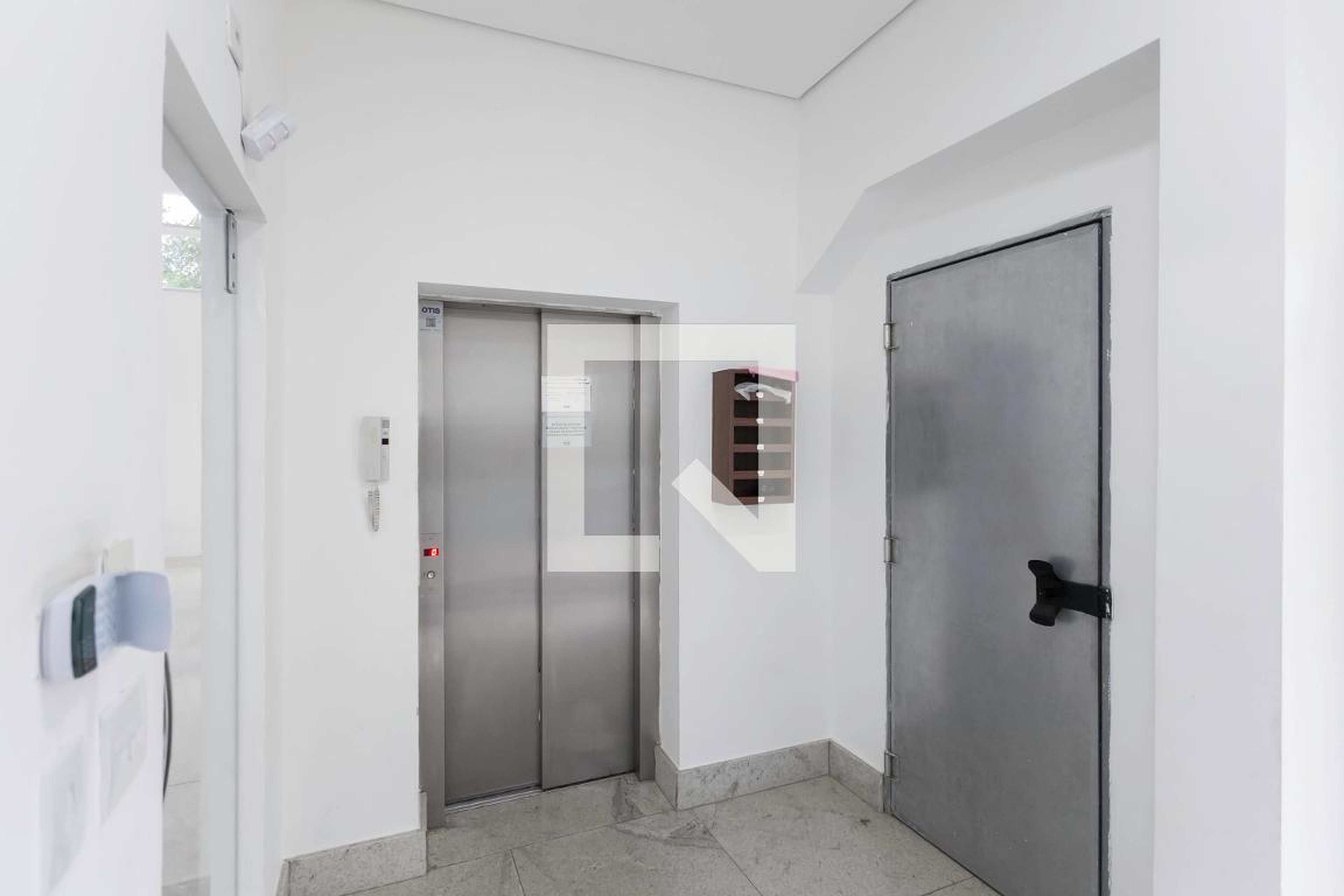 Hall social Condomínio em Rua Raimundo Vaz de Melo, 125