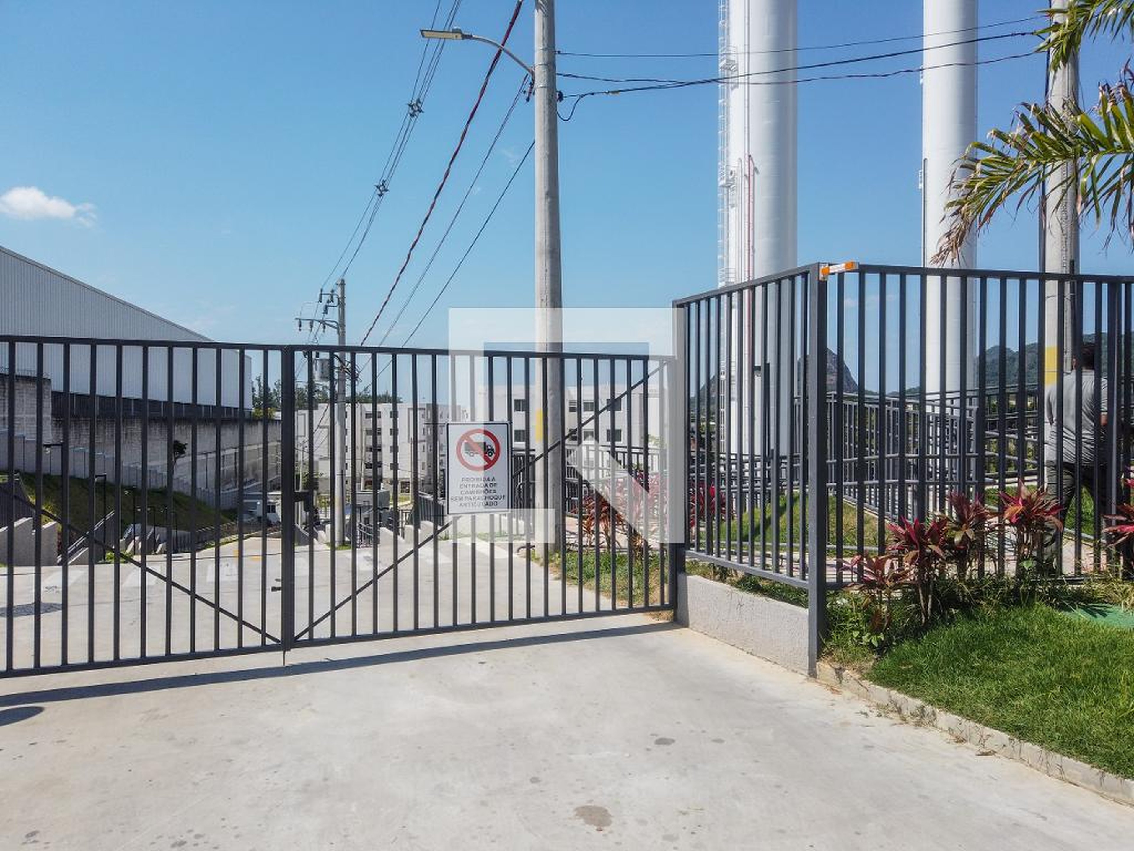 Fachada Condomínio em Estrada do Outeiro Santo, 406