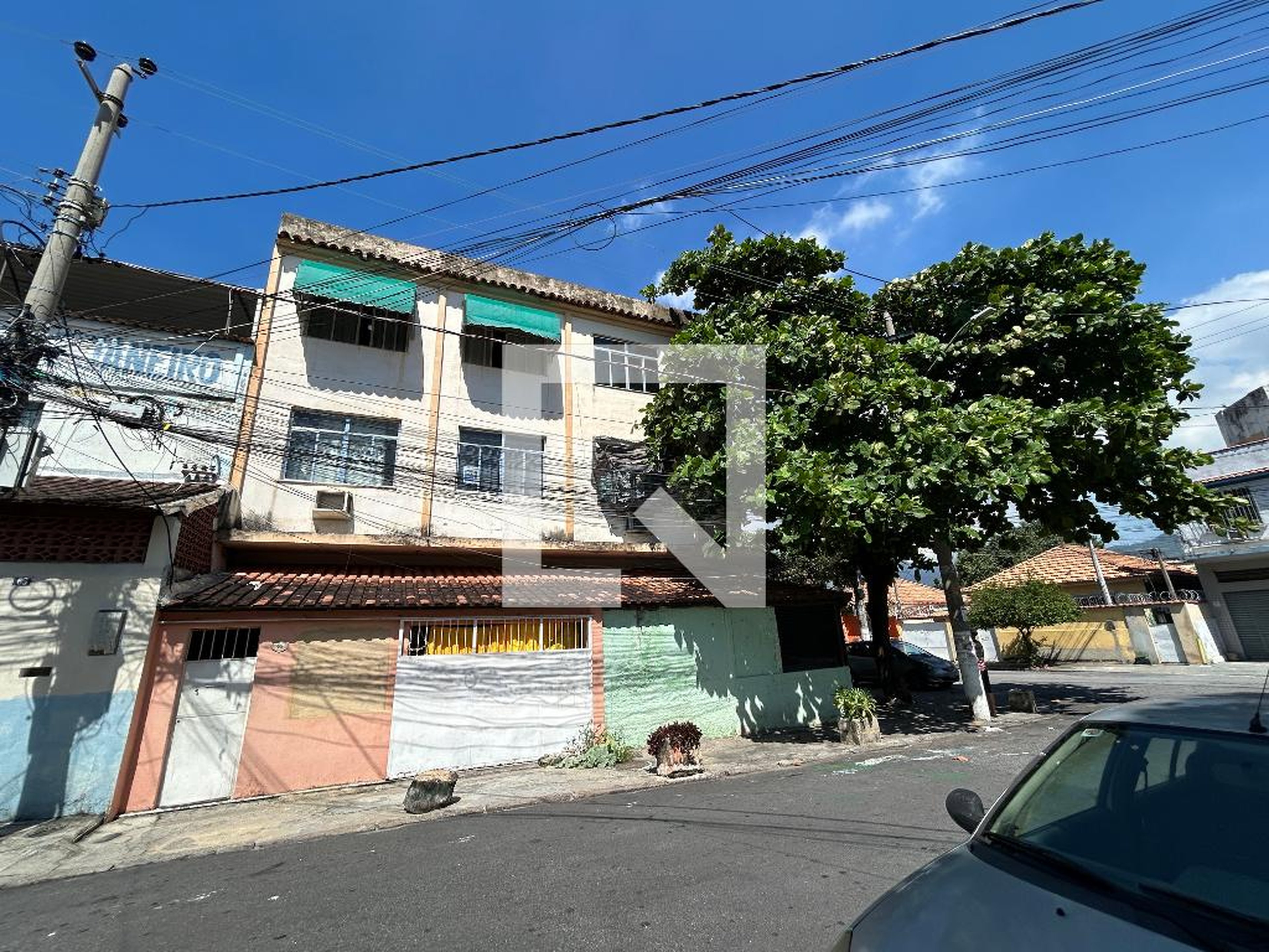 Fachada Condomínio em Rua Caminho do Mateus, 417