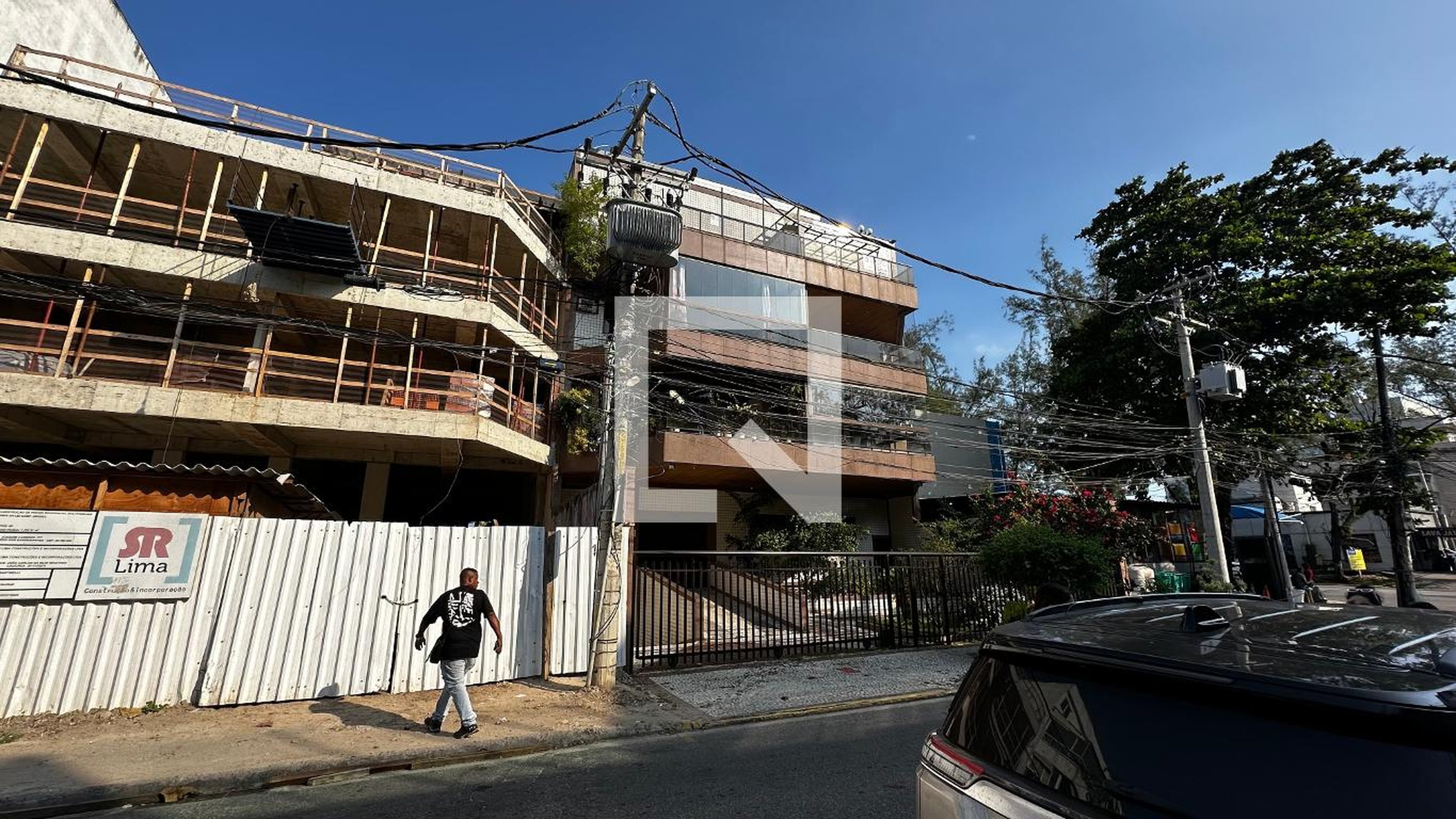 Fachada Condomínio em Avenida Lúcio Costa, 16400