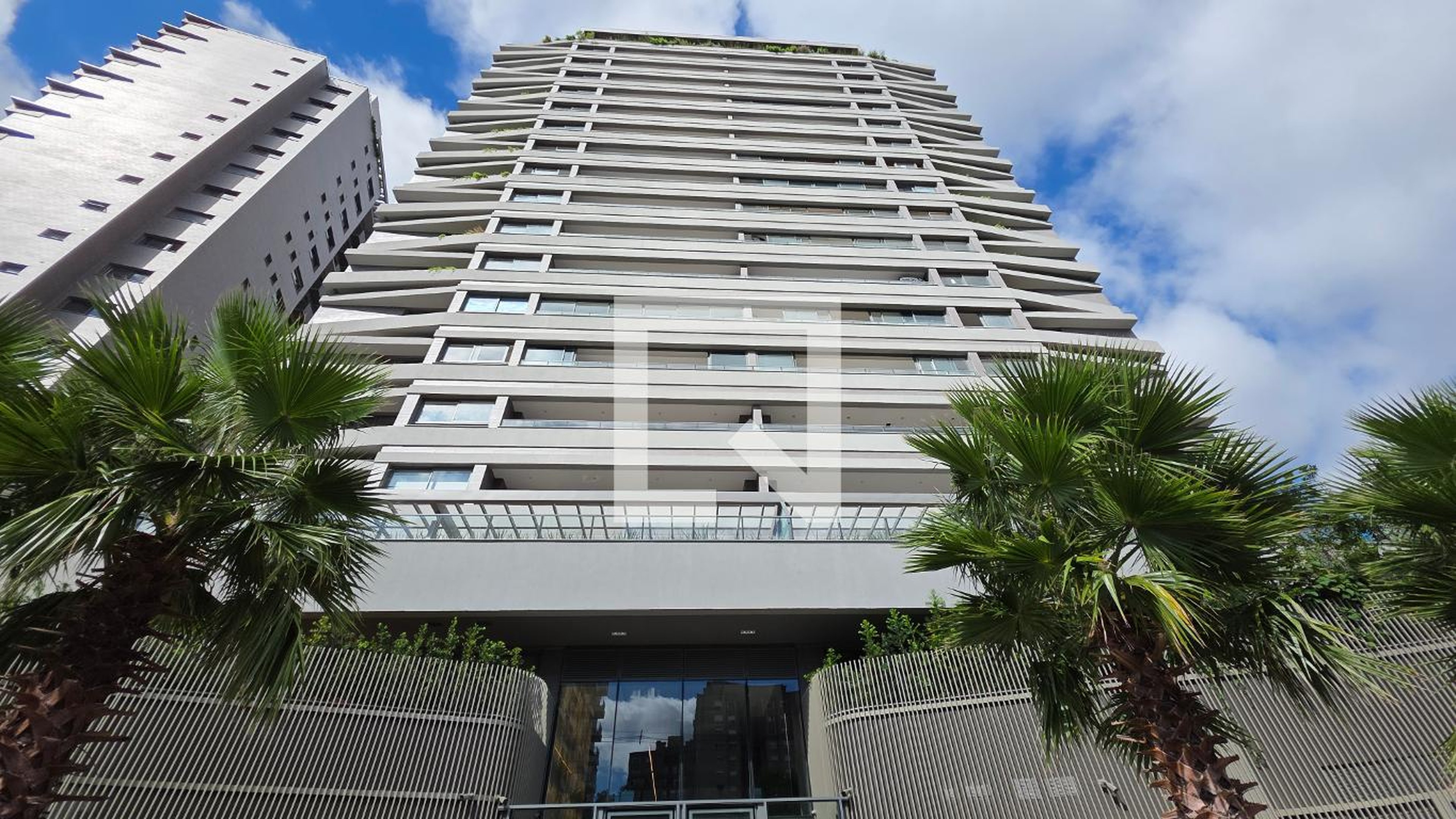 Fachada Condomínio em Rua Ivéscio Pacheco, 89