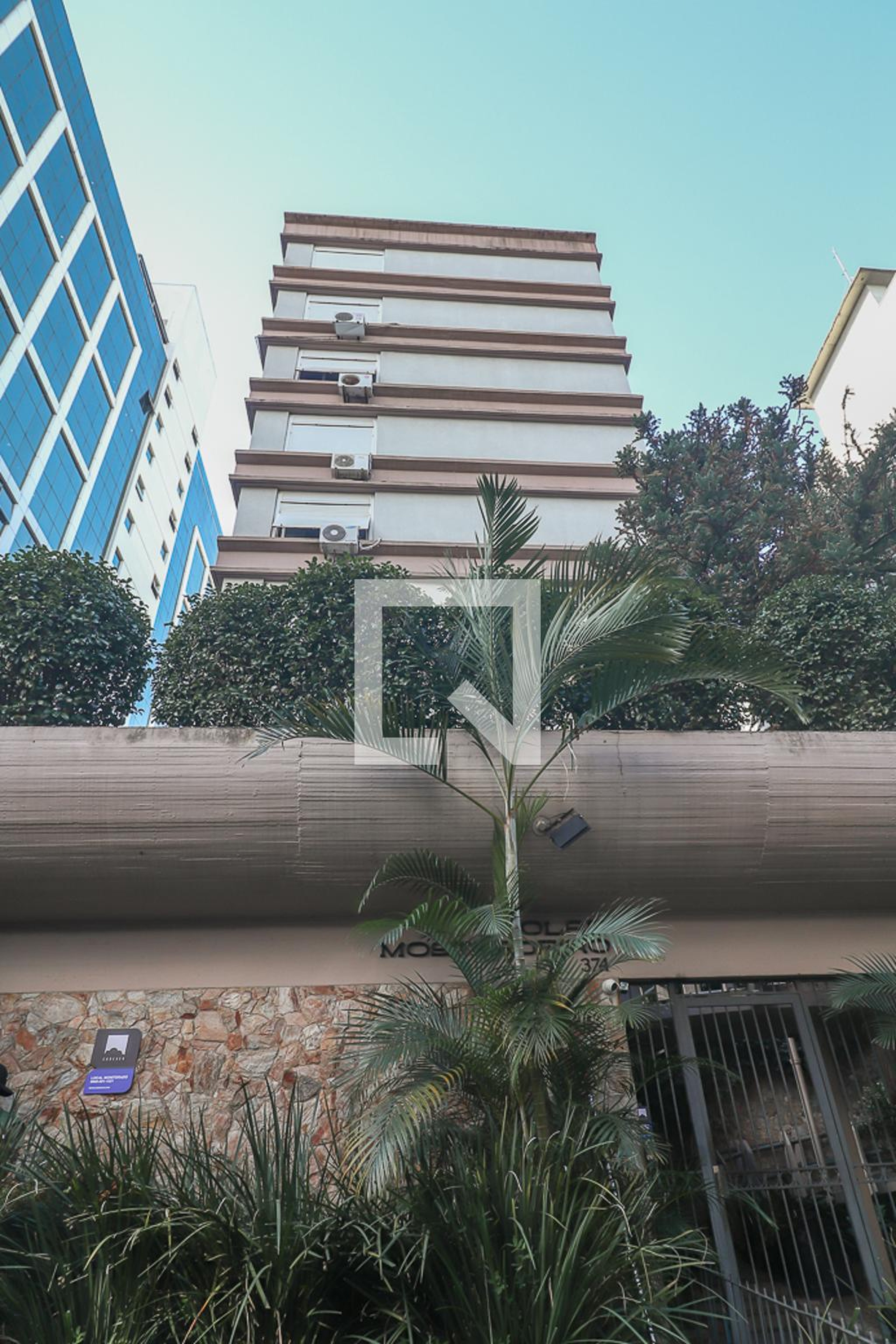 Fachada Condomínio em Rua Mostardeiro, 374