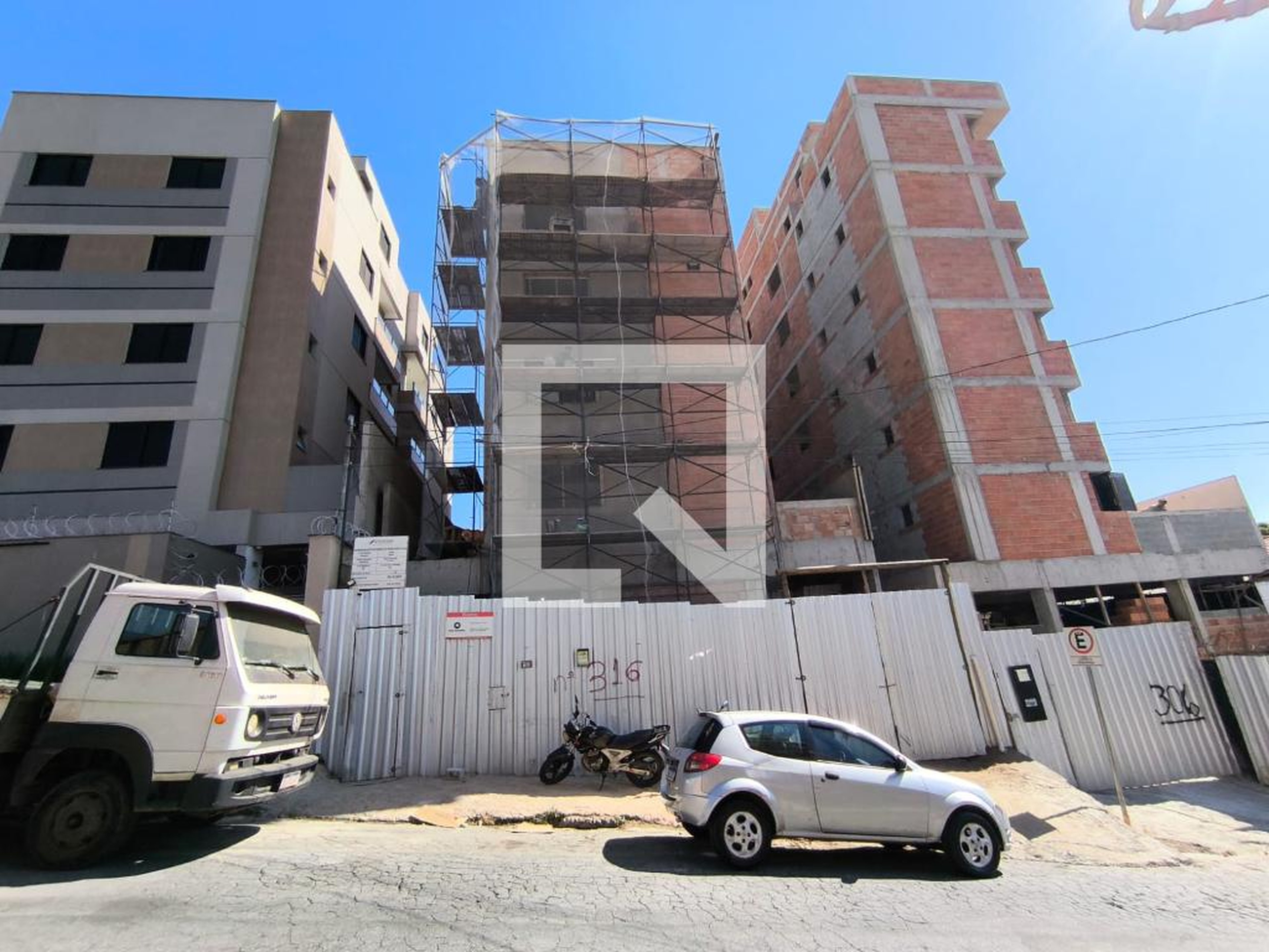 Fachada Condomínio em Rua Hermes de Lima, 316