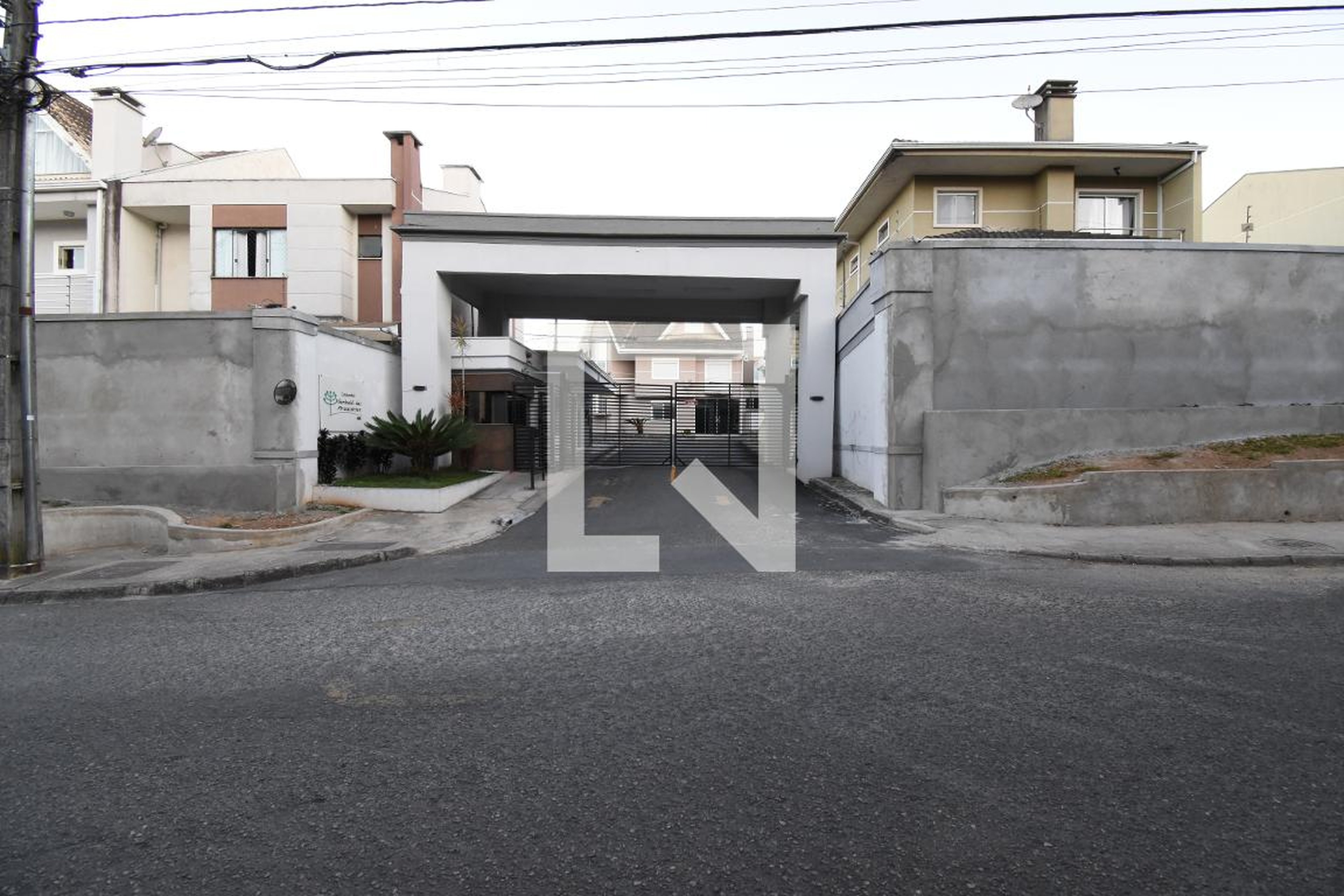 Fachada do condomínio Condomínio Garibaldi das Araucarias