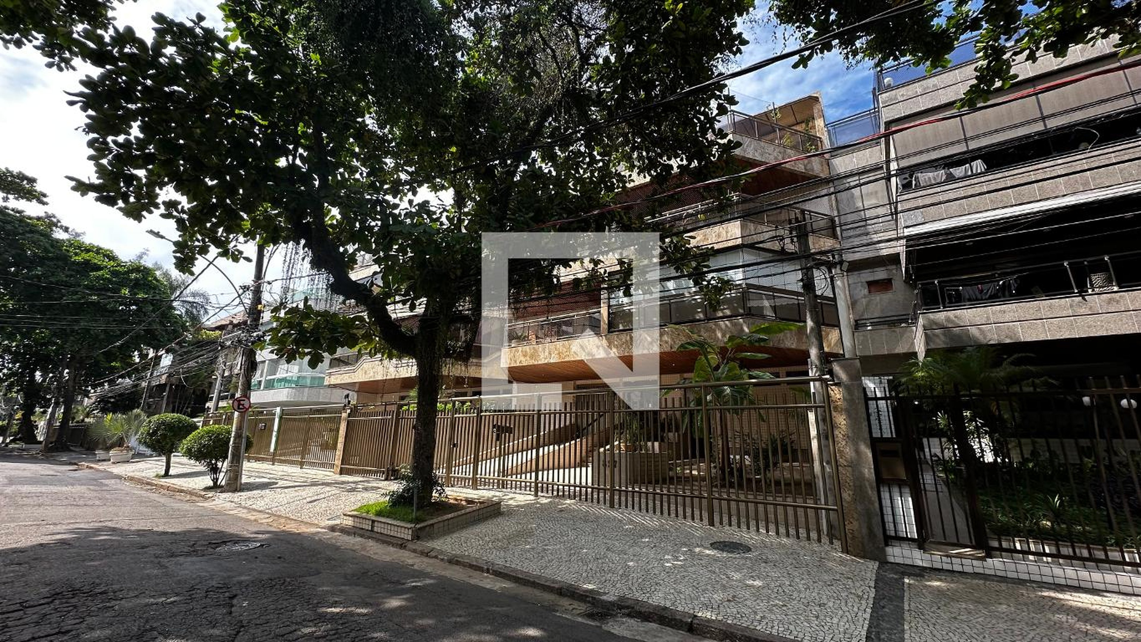 Fachada Condomínio em Rua Demóstenes Madureira de Pinho, 827