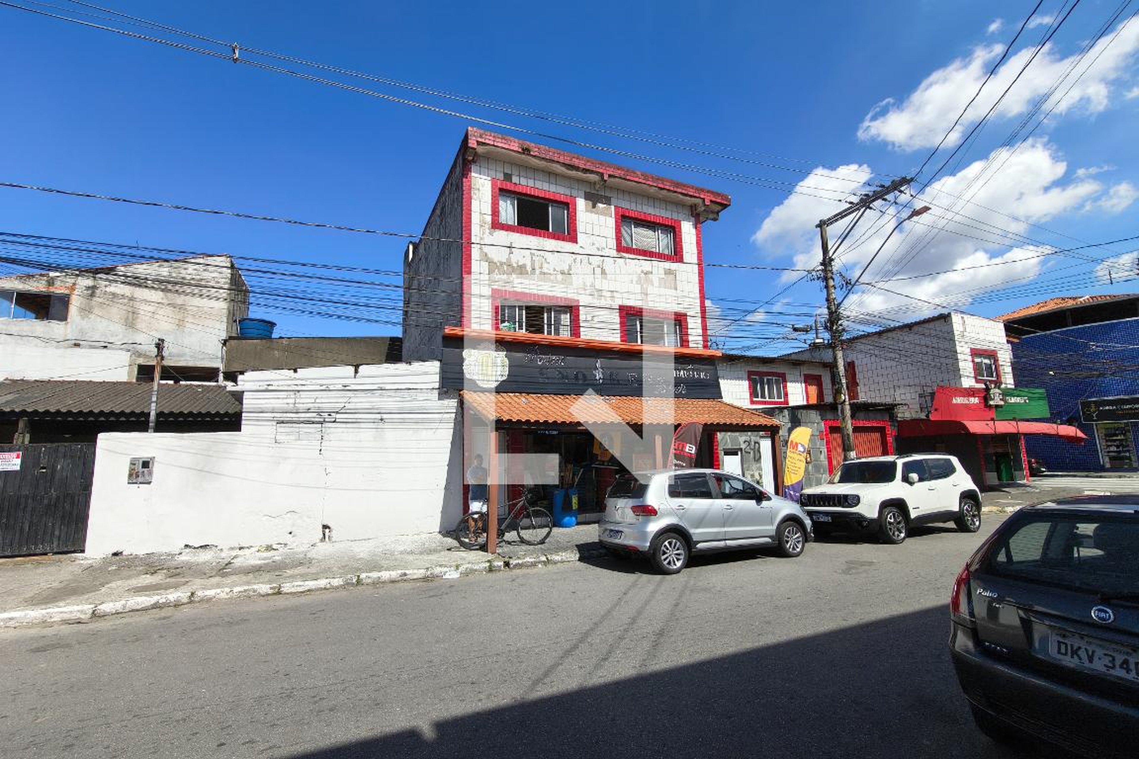 Fachada Condomínio em Rua Alcíno Vicente Leal, 241