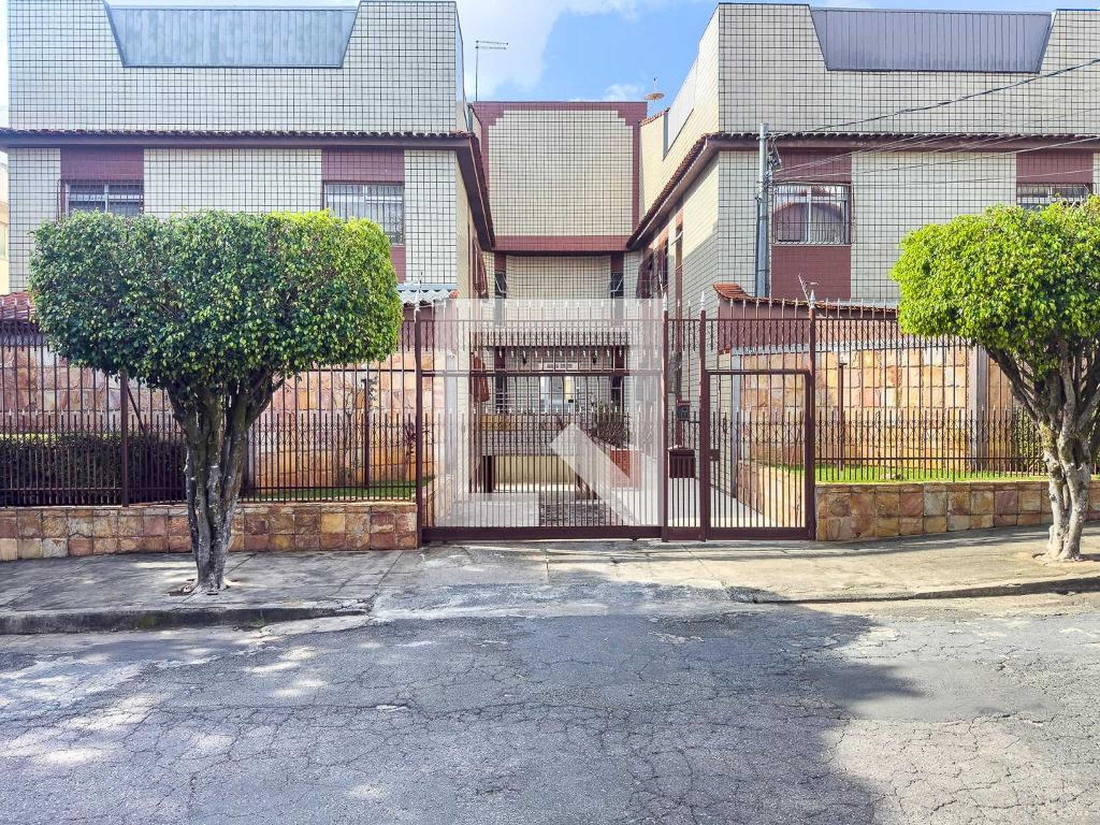 Fachada Condomínio em Rua Mírian Wanderley Lara, 130