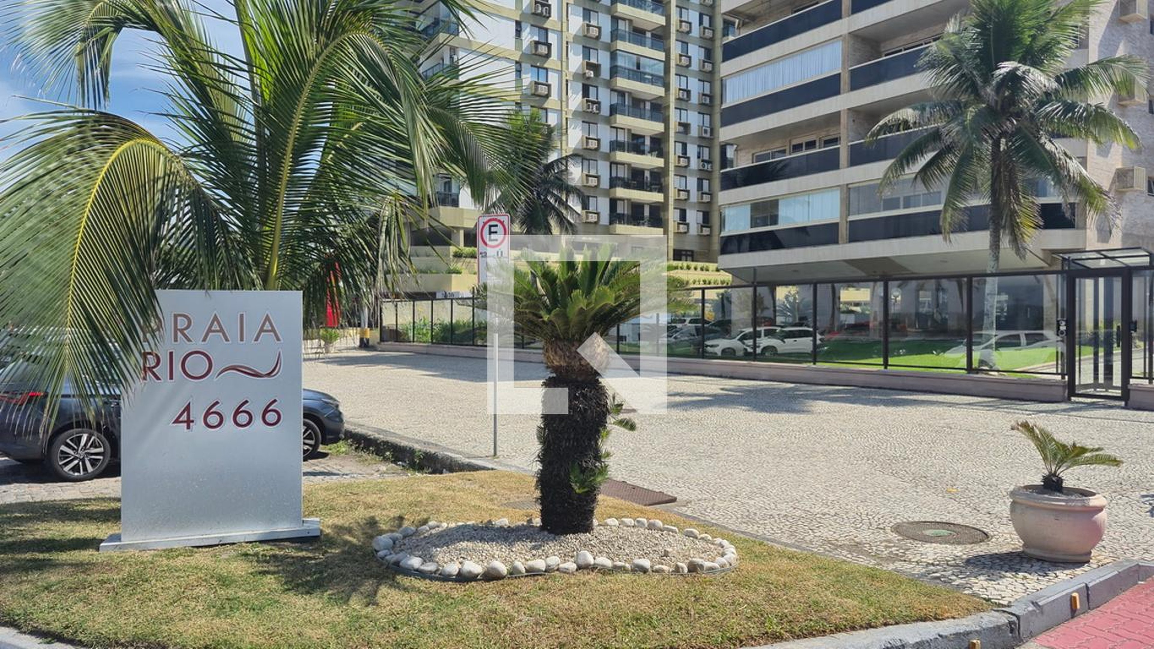 Fachada do Condomínio Edifício Praia Rio