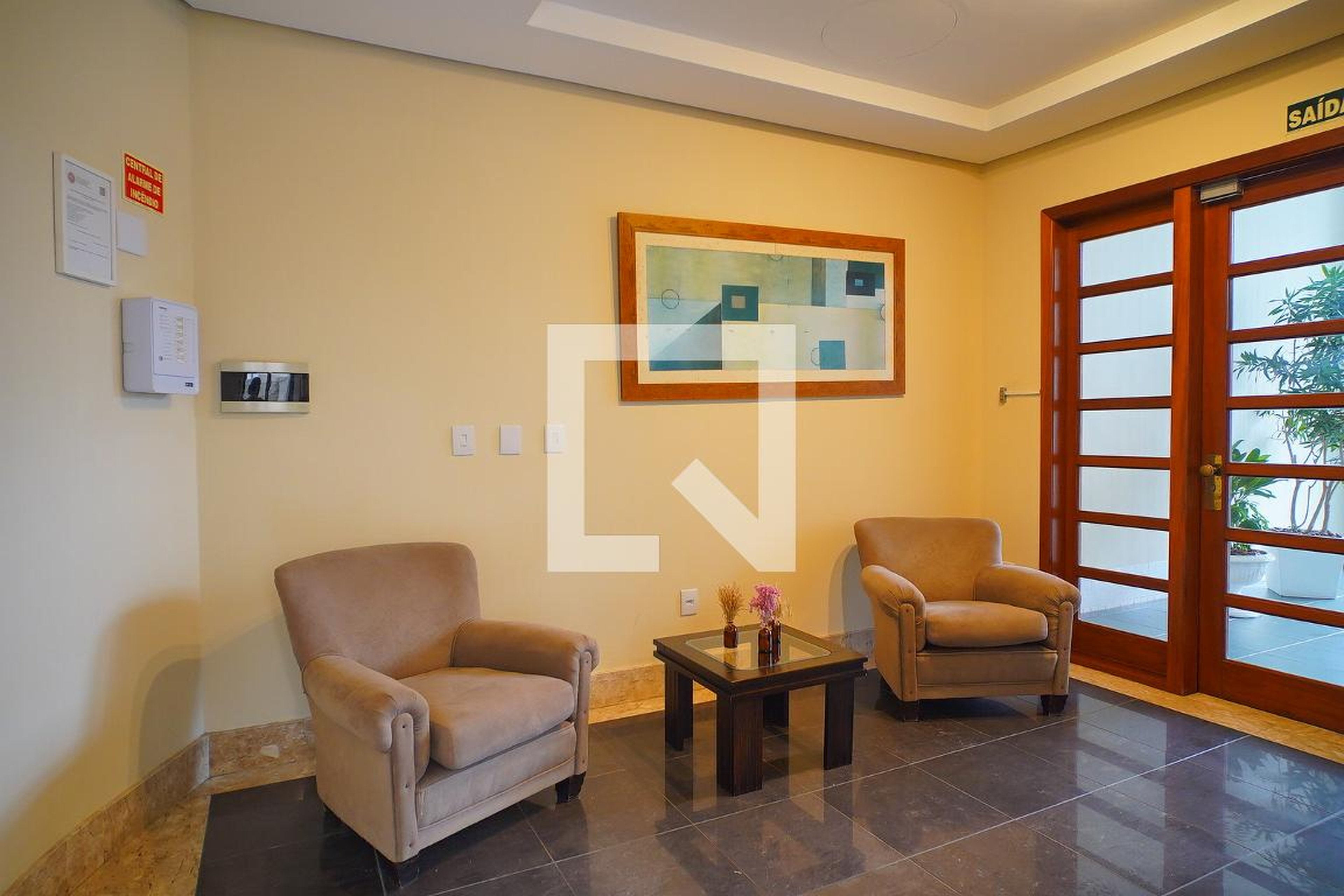 Hall de entrada Condomínio em Rua Mariz e Barros, 392