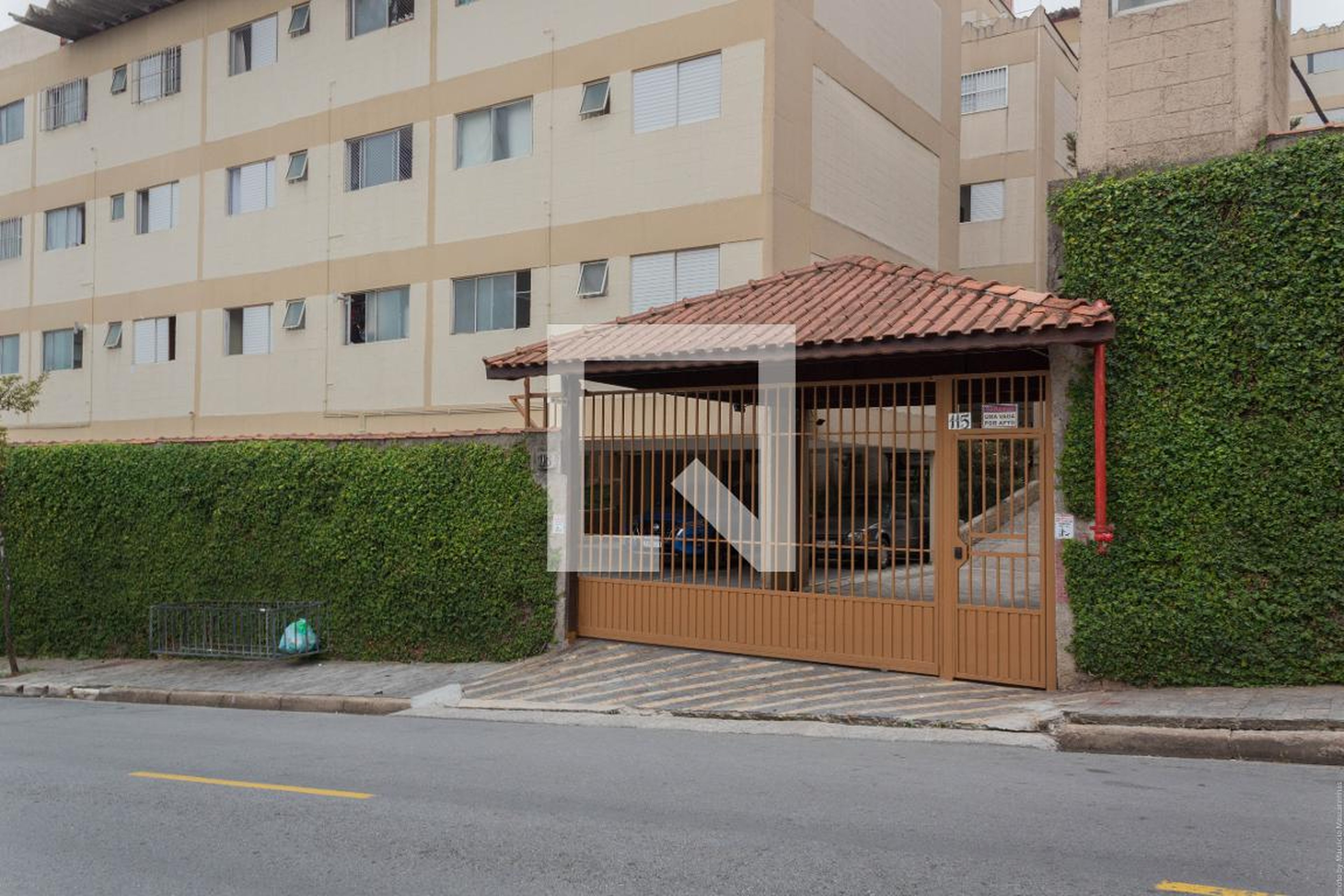Fachada Condomínio em Rua Newton, 115