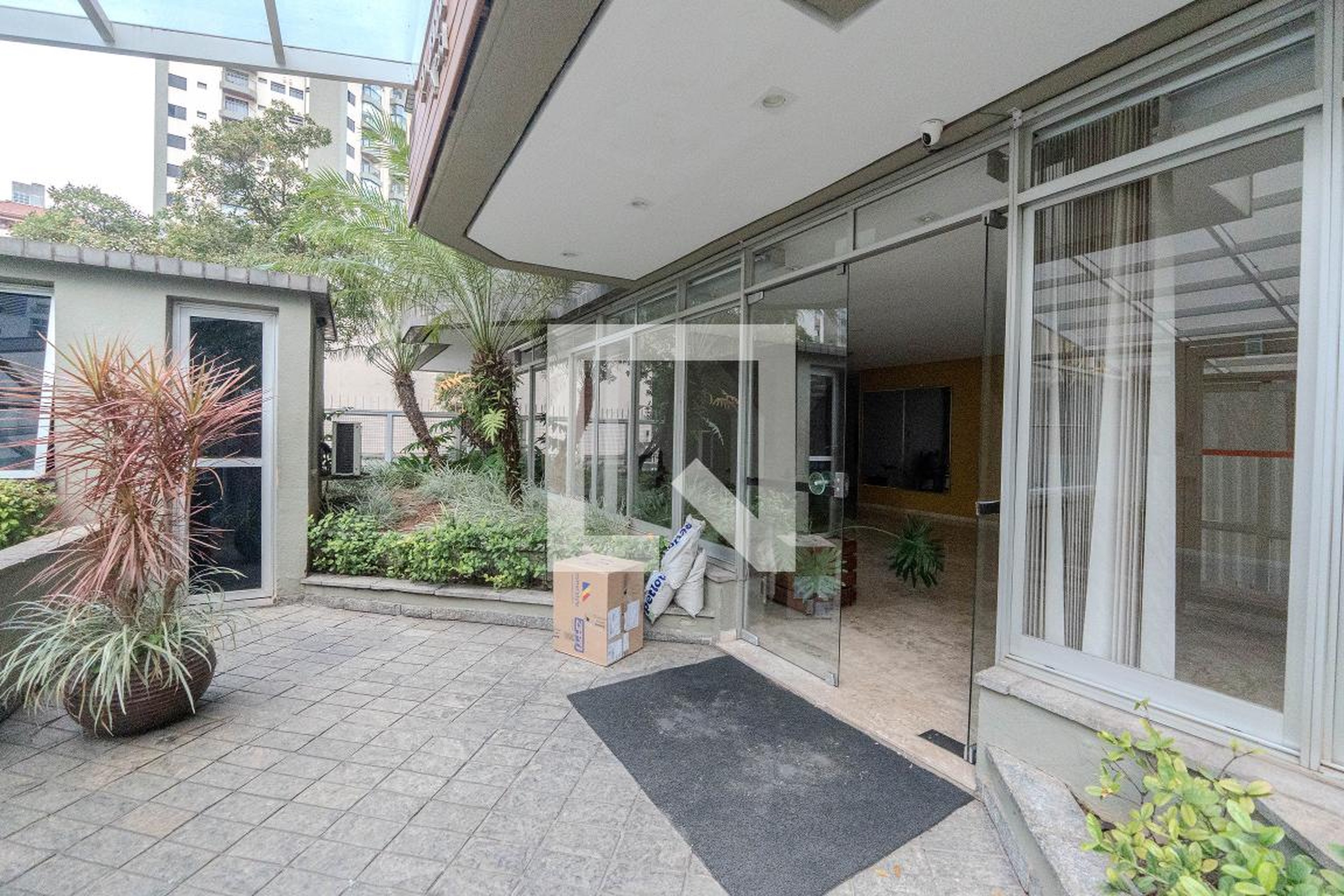 Fachada Condomínio em Rua Dona Antônia de Queirós, 50