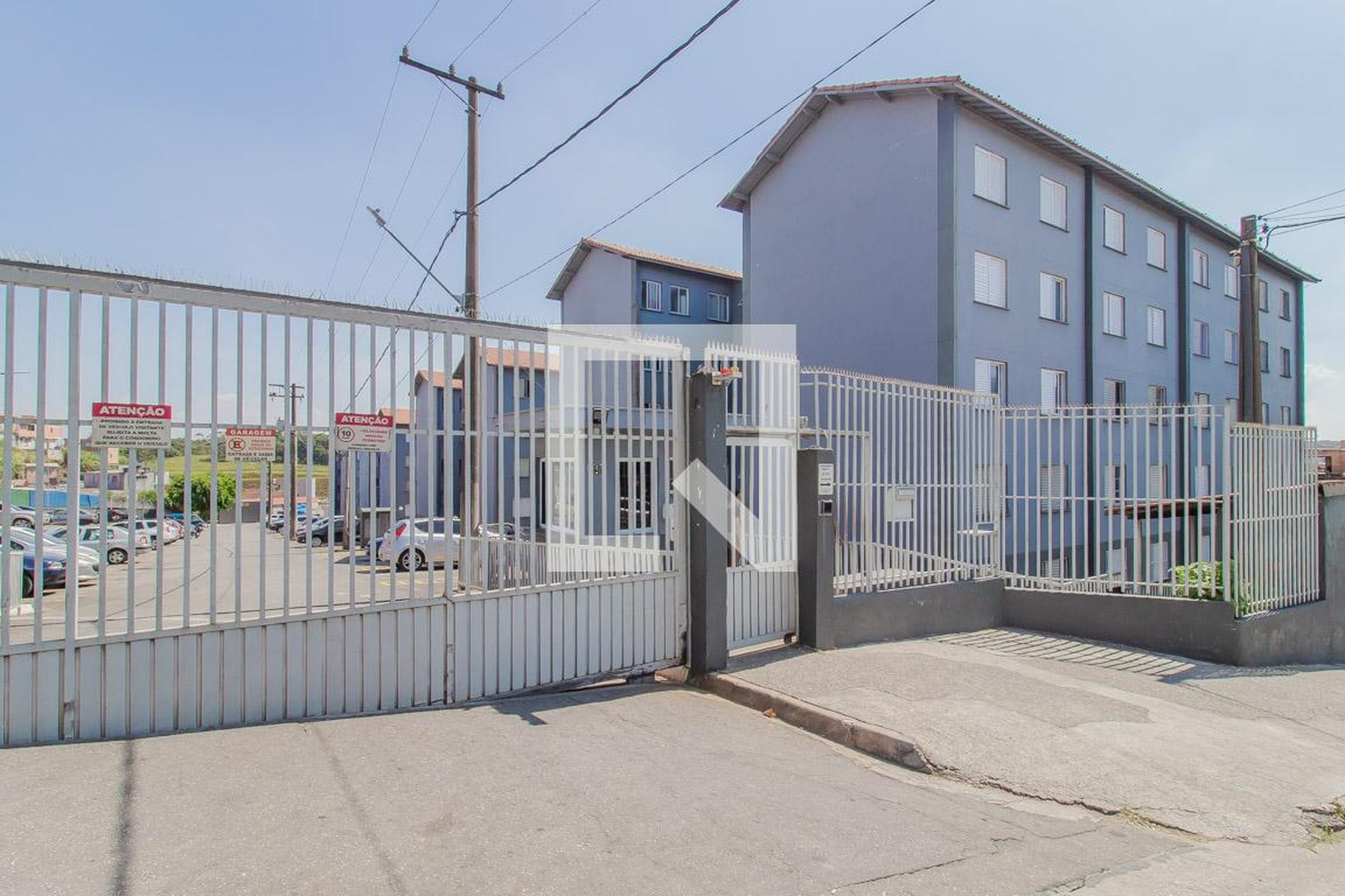 Fachada do condomínio Condomínio em Rua Rolândia, 251