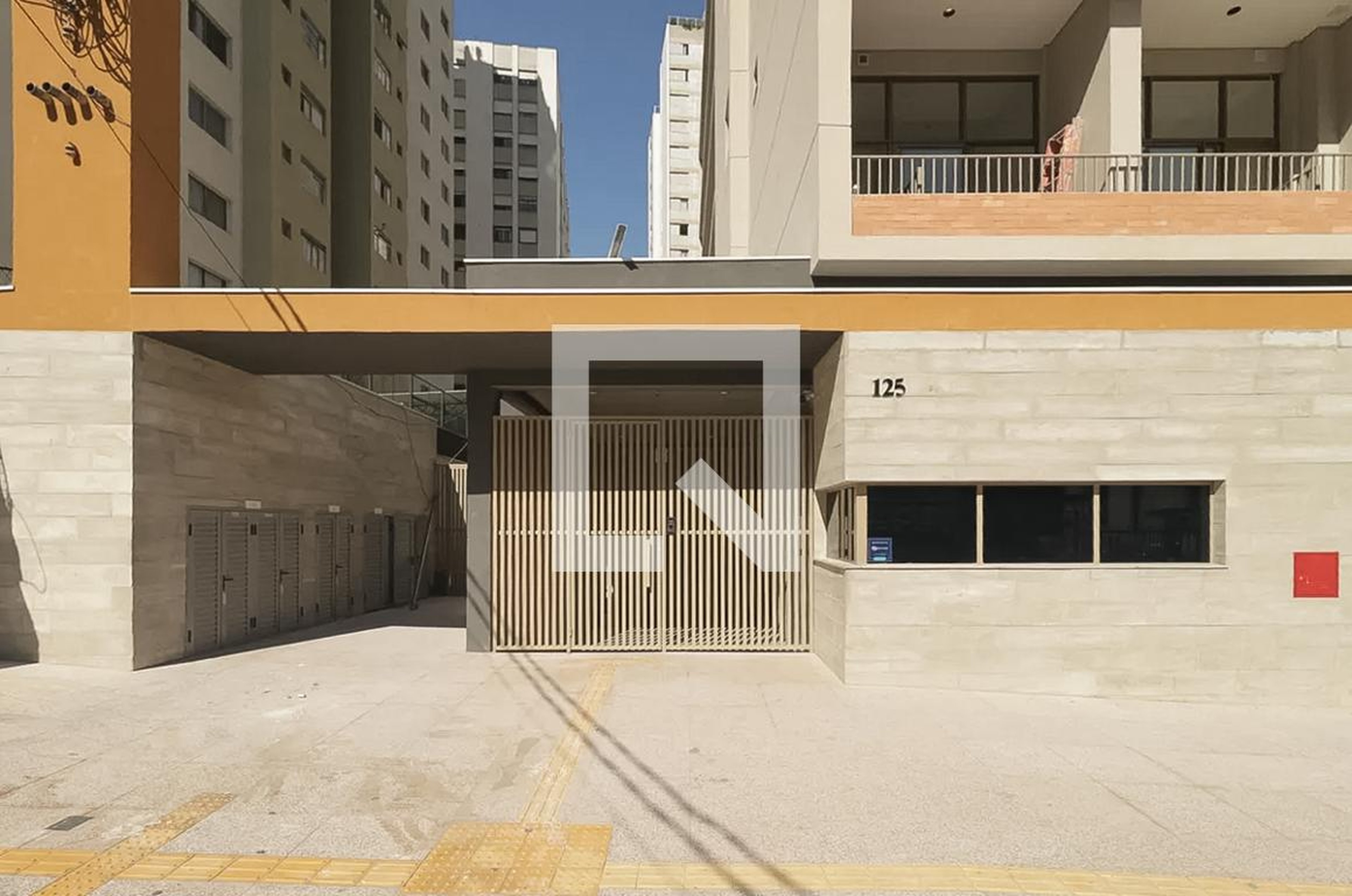 Fachada Condomínio em Rua Estela, 141