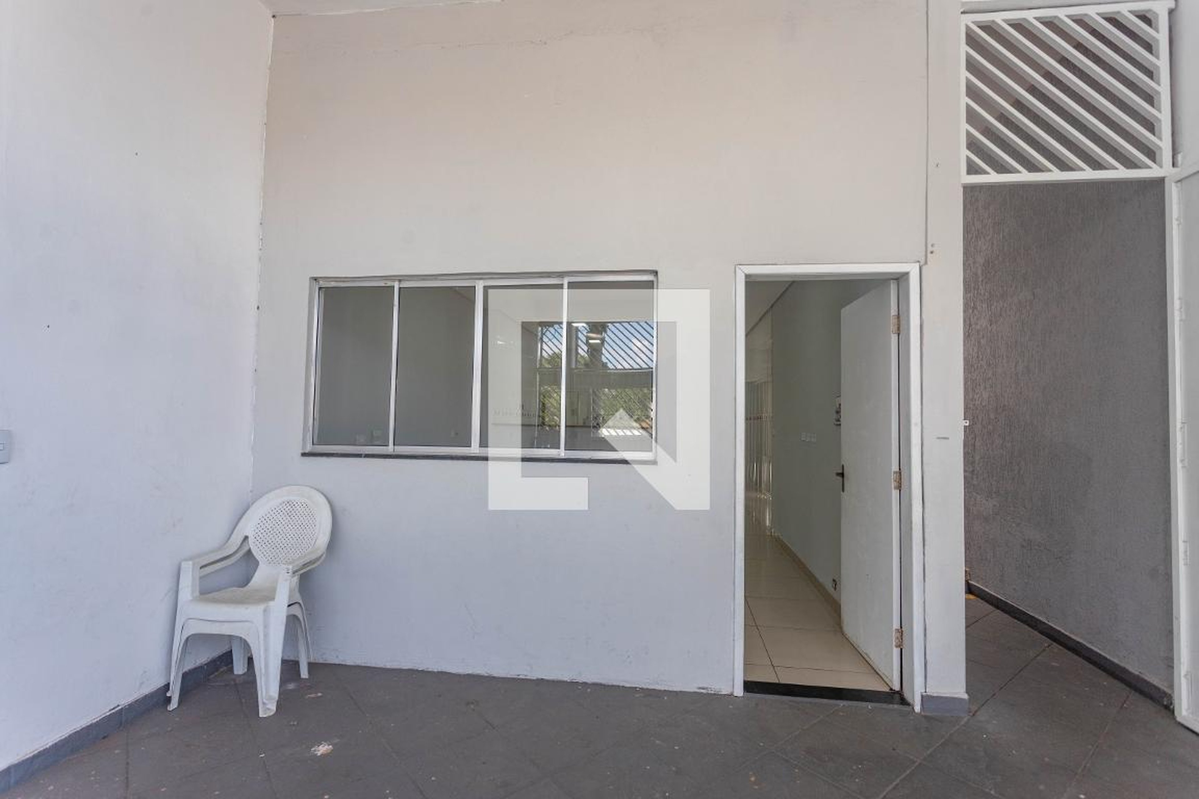 Entrada Condomínio em Rua Romã, 32