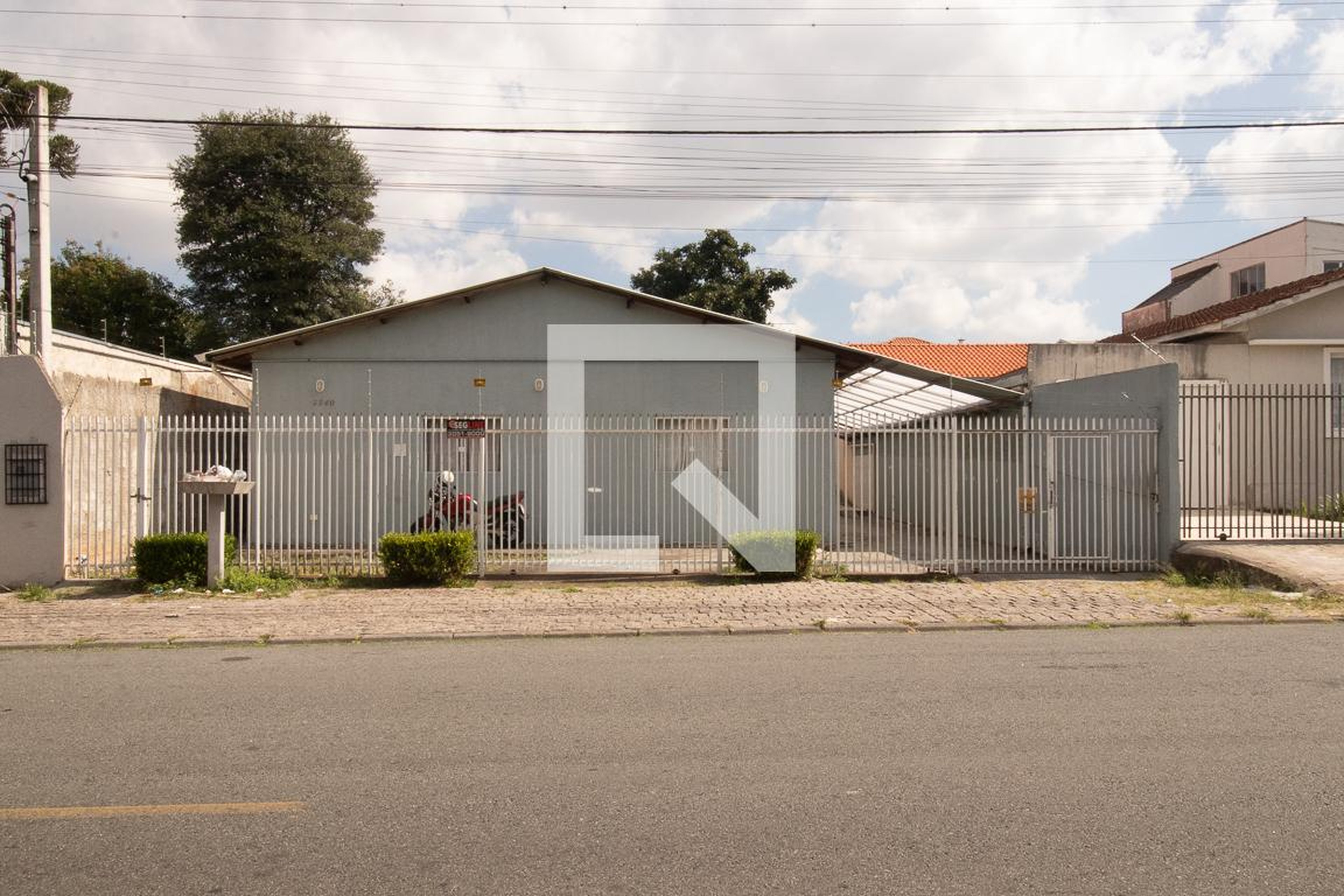 Fachada Condomínio em Rua Alferes Poli, 3240