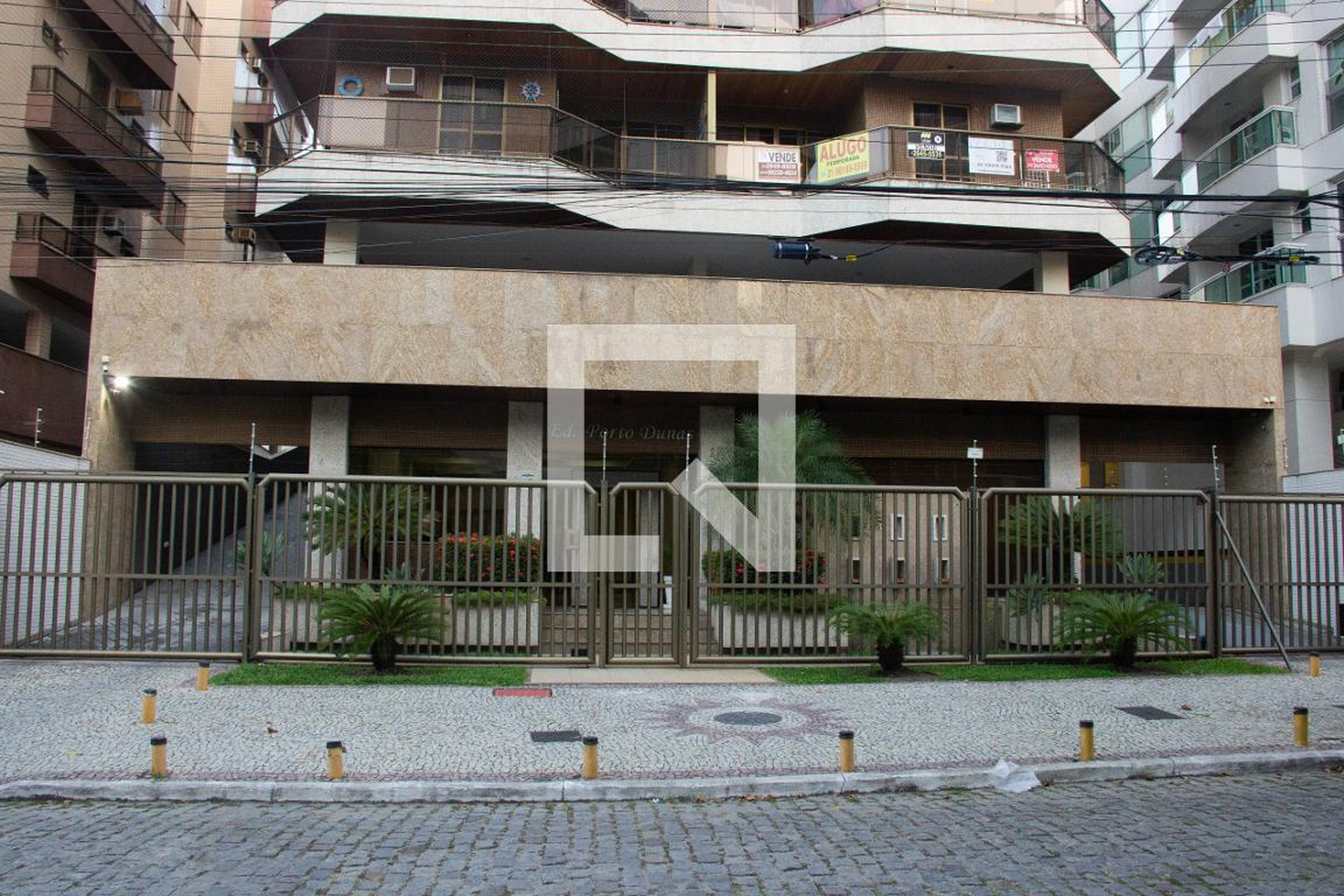 Fachada do Prédio Condomínio em Rua dos Cravos, 17