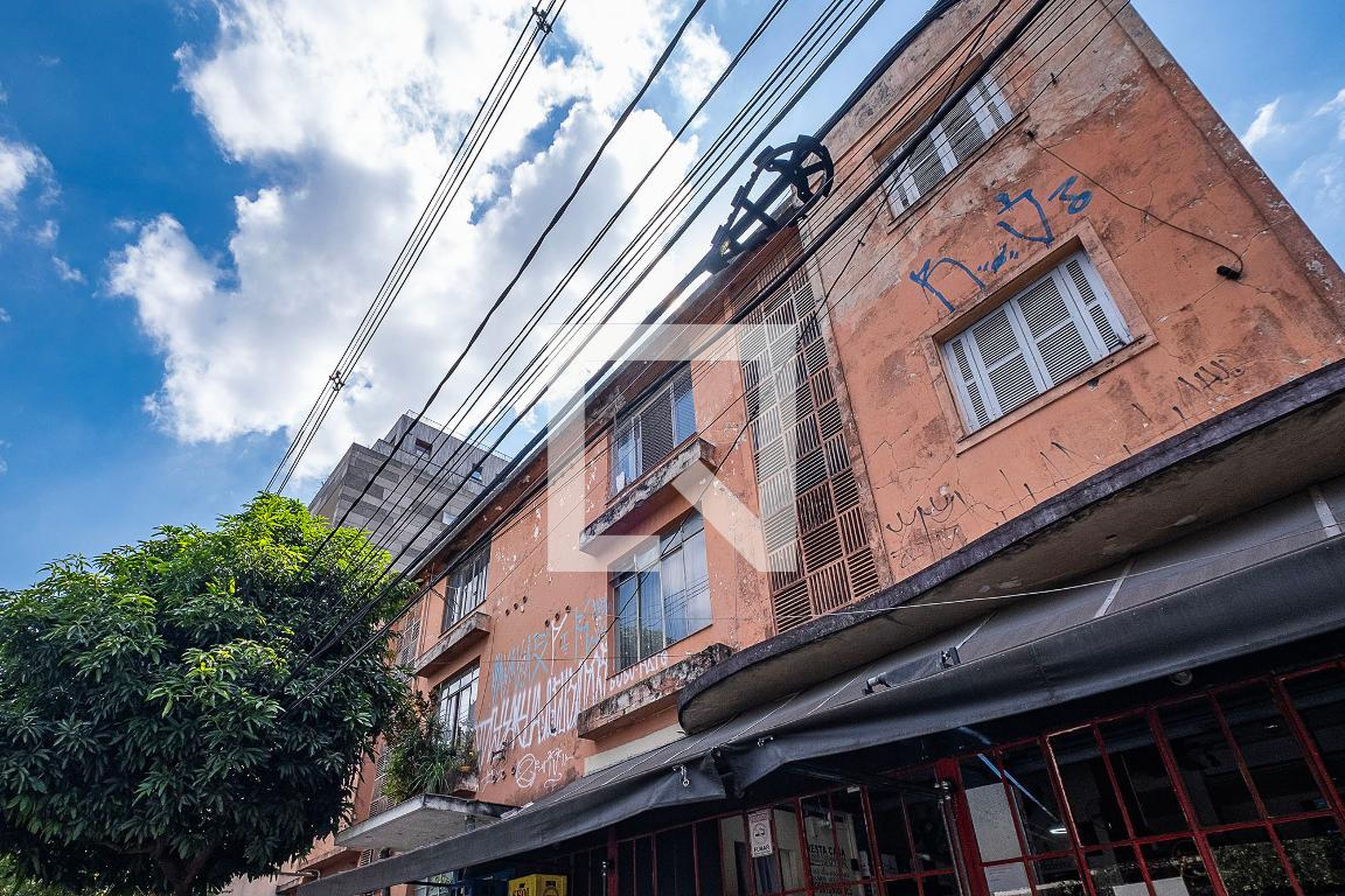 Fachada Condomínio em Rua Fradique Coutinho, 1108