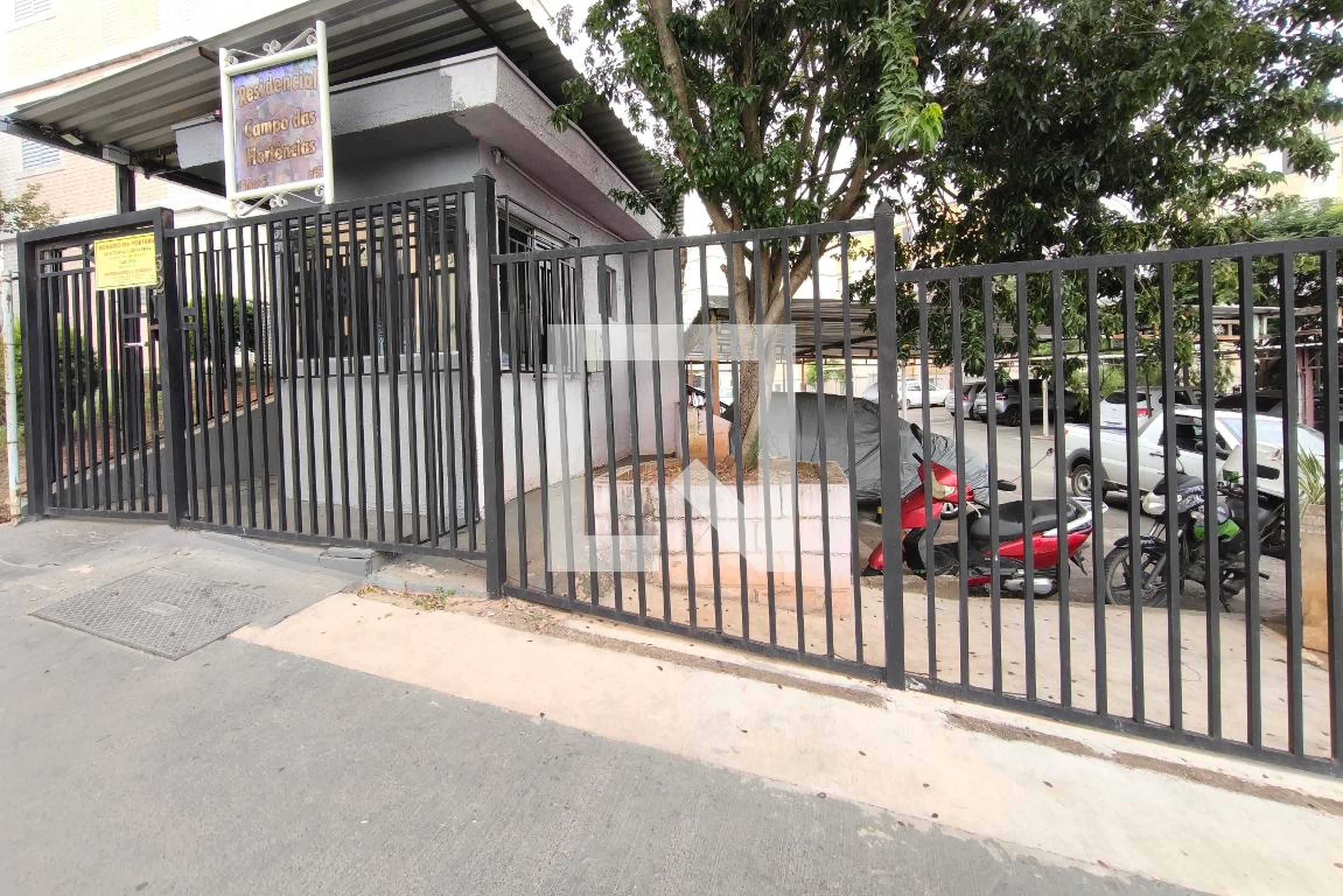 Fachada do Condomínio Condomínio Campos das Hortências