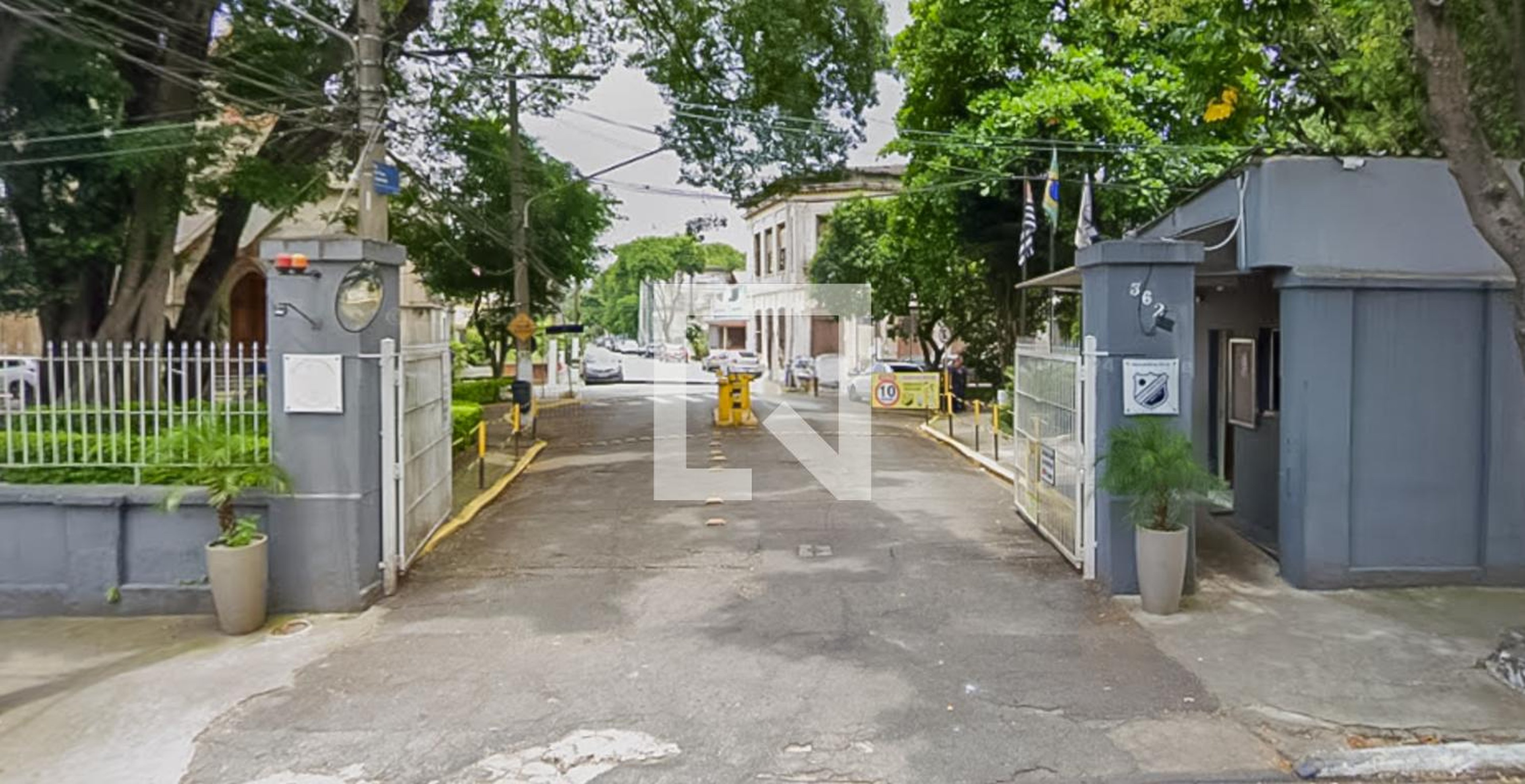 Fachada do Condomínio Condomínio em Rua Irmã Paula Loebenstein, 174