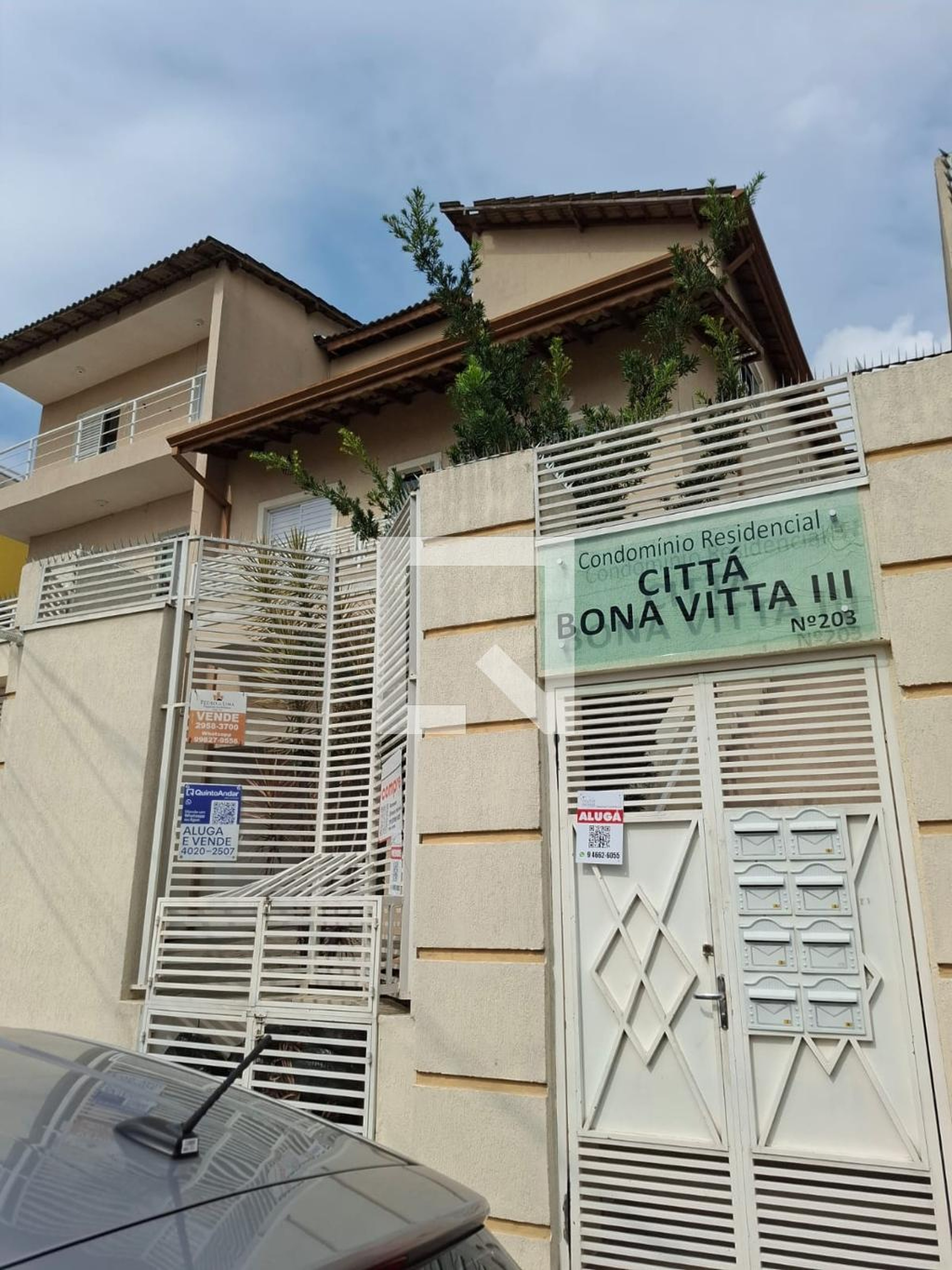 Fachada Condomínio em Rua Montes Aureos, 203