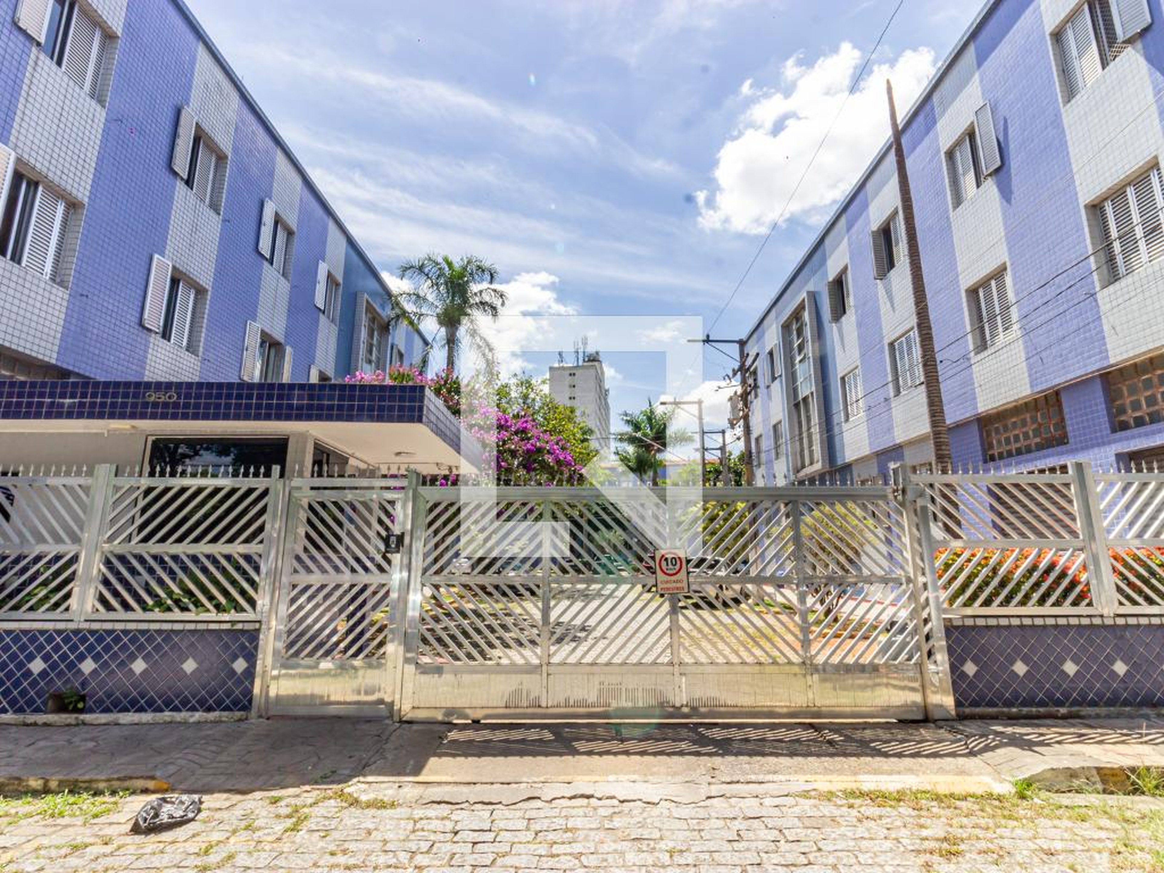 Fachada Condomínio em Rua Jequitinhonha, 950