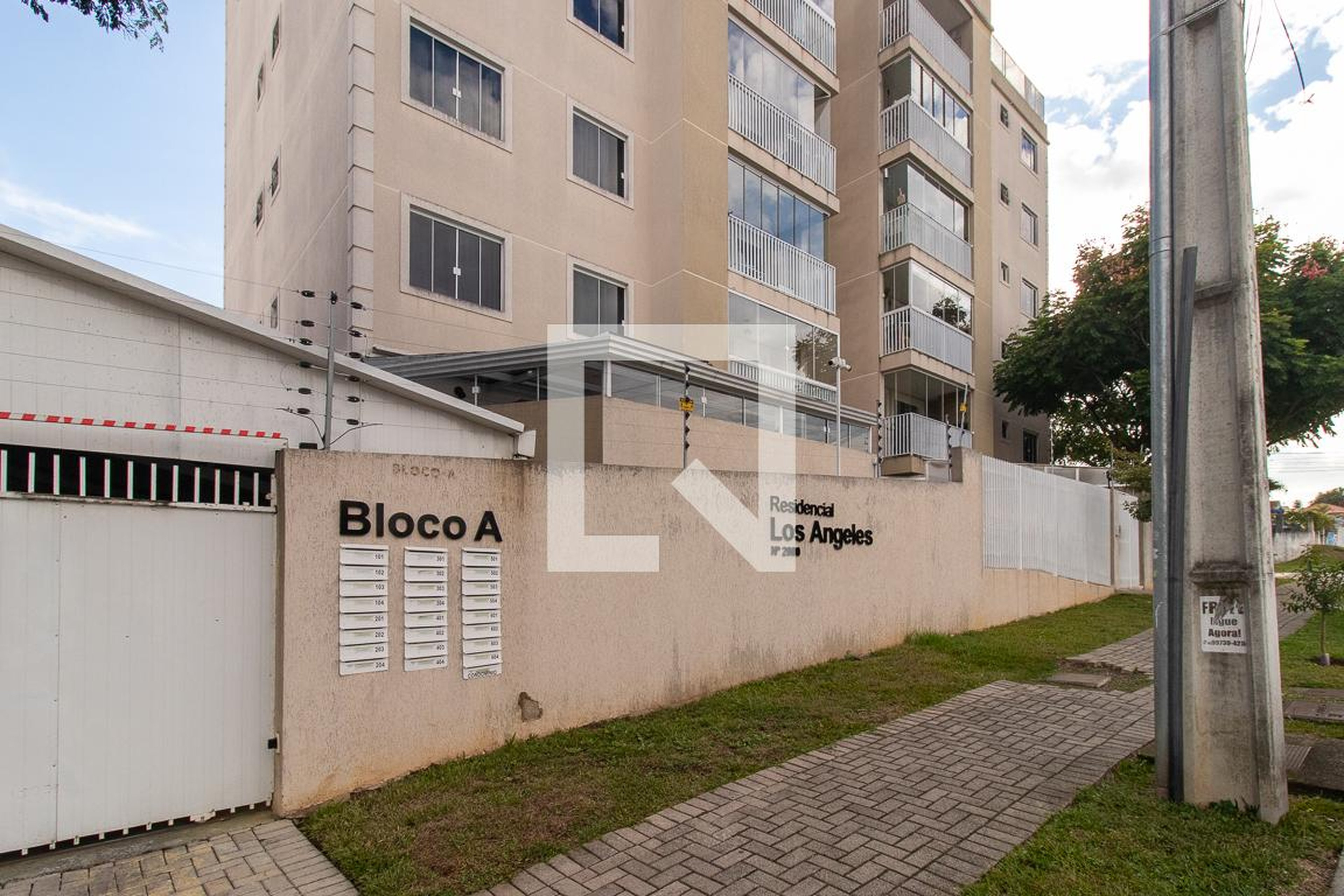 Fachada Condomínio em Rua Miguel Caluf, 2000